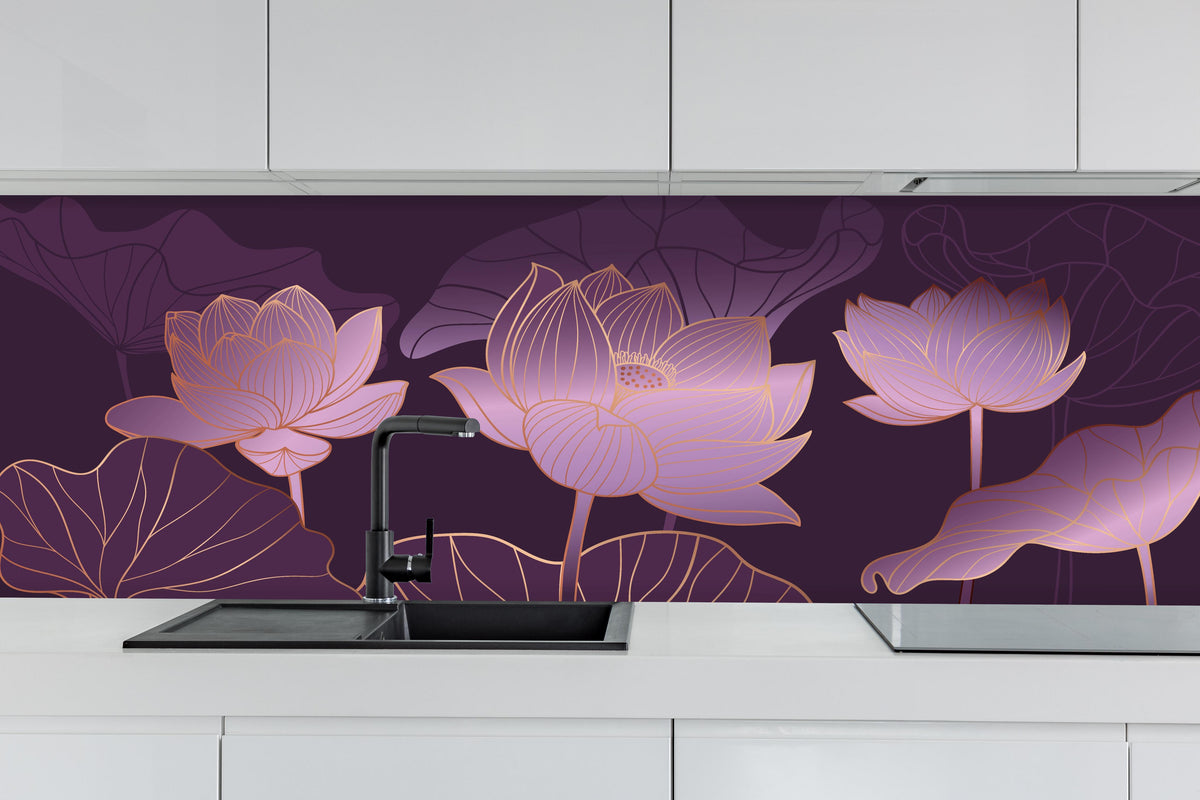 Küche - Stilisierte Lotusblumen in Lila Tönen hinter weißen Hochglanz-Küchenregalen und schwarzem Wasserhahn