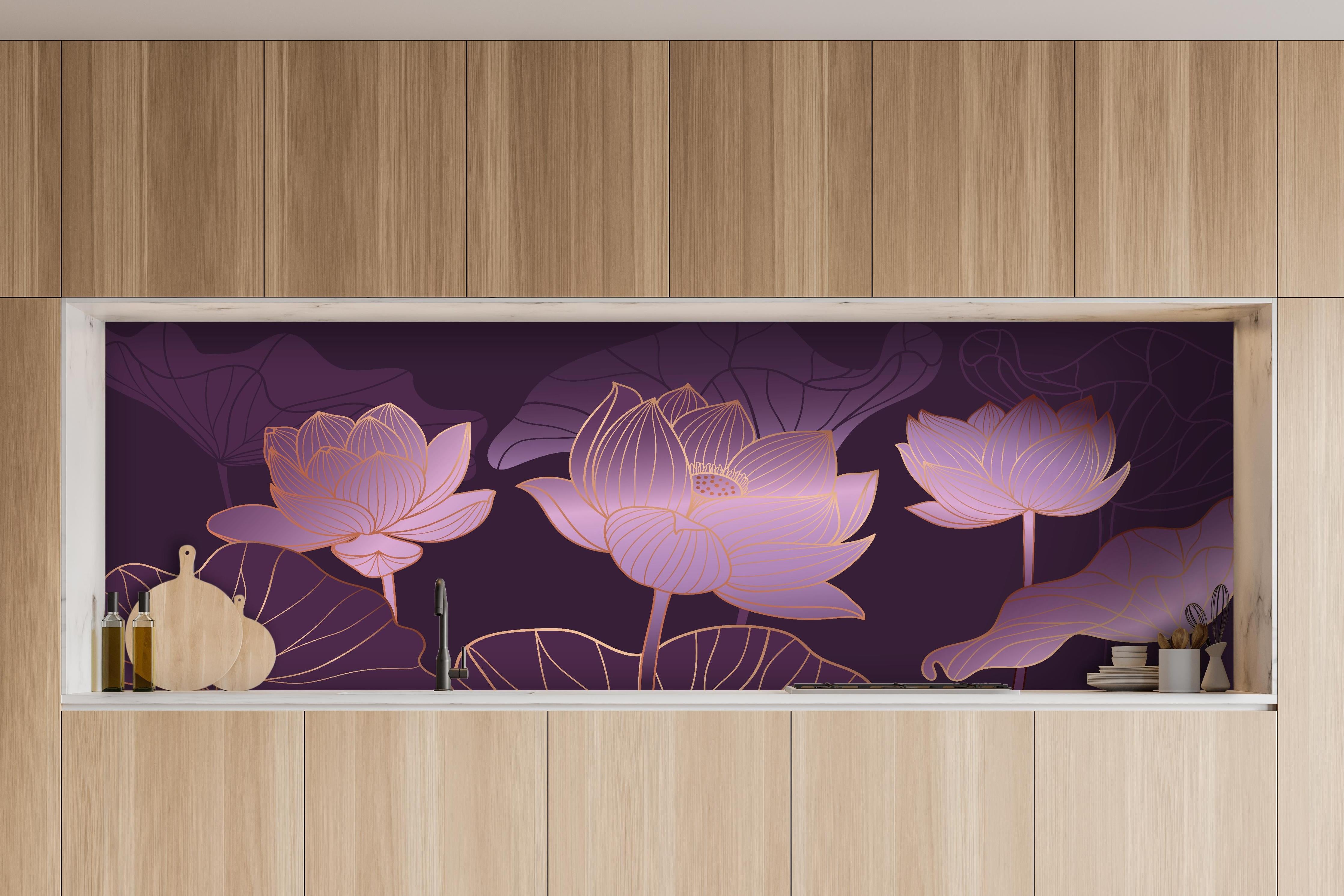 Küche - Stilisierte Lotusblumen in Lila Tönen hinter weißen Hochglanz-Küchenregalen und schwarzem Wasserhahn