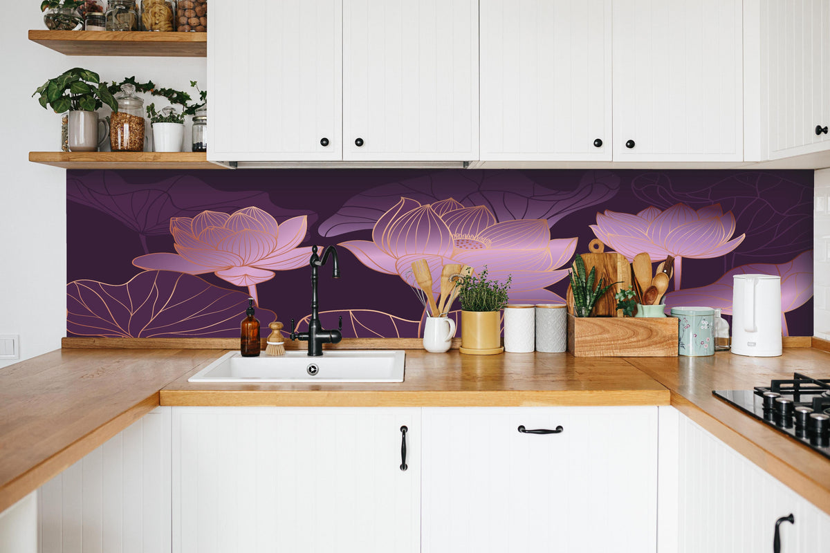 Küche - Stilisierte Lotusblumen in Lila Tönen hinter weißen Hochglanz-Küchenregalen und schwarzem Wasserhahn