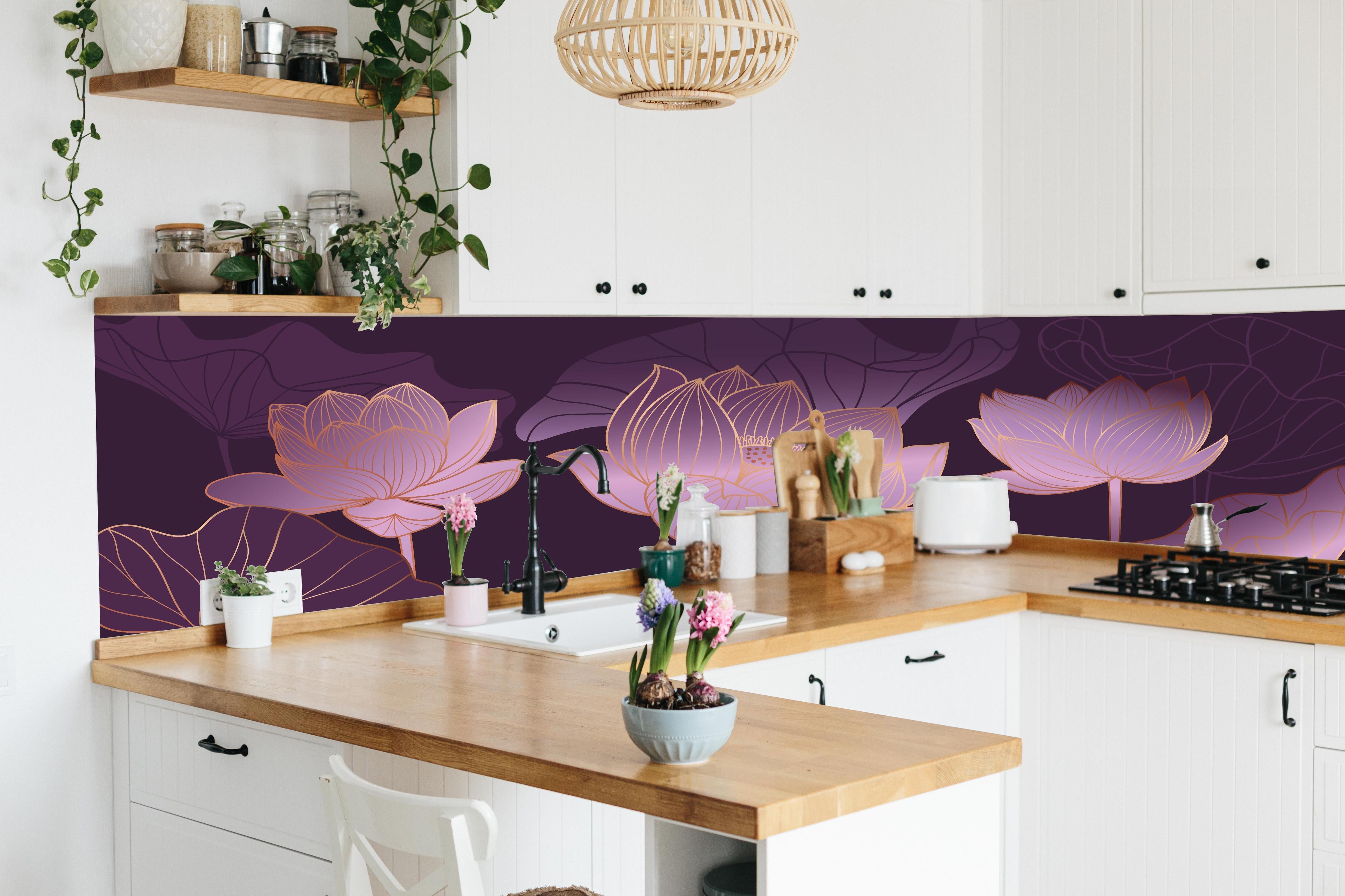 Küche - Stilisierte Lotusblumen in Lila Tönen hinter weißen Hochglanz-Küchenregalen und schwarzem Wasserhahn