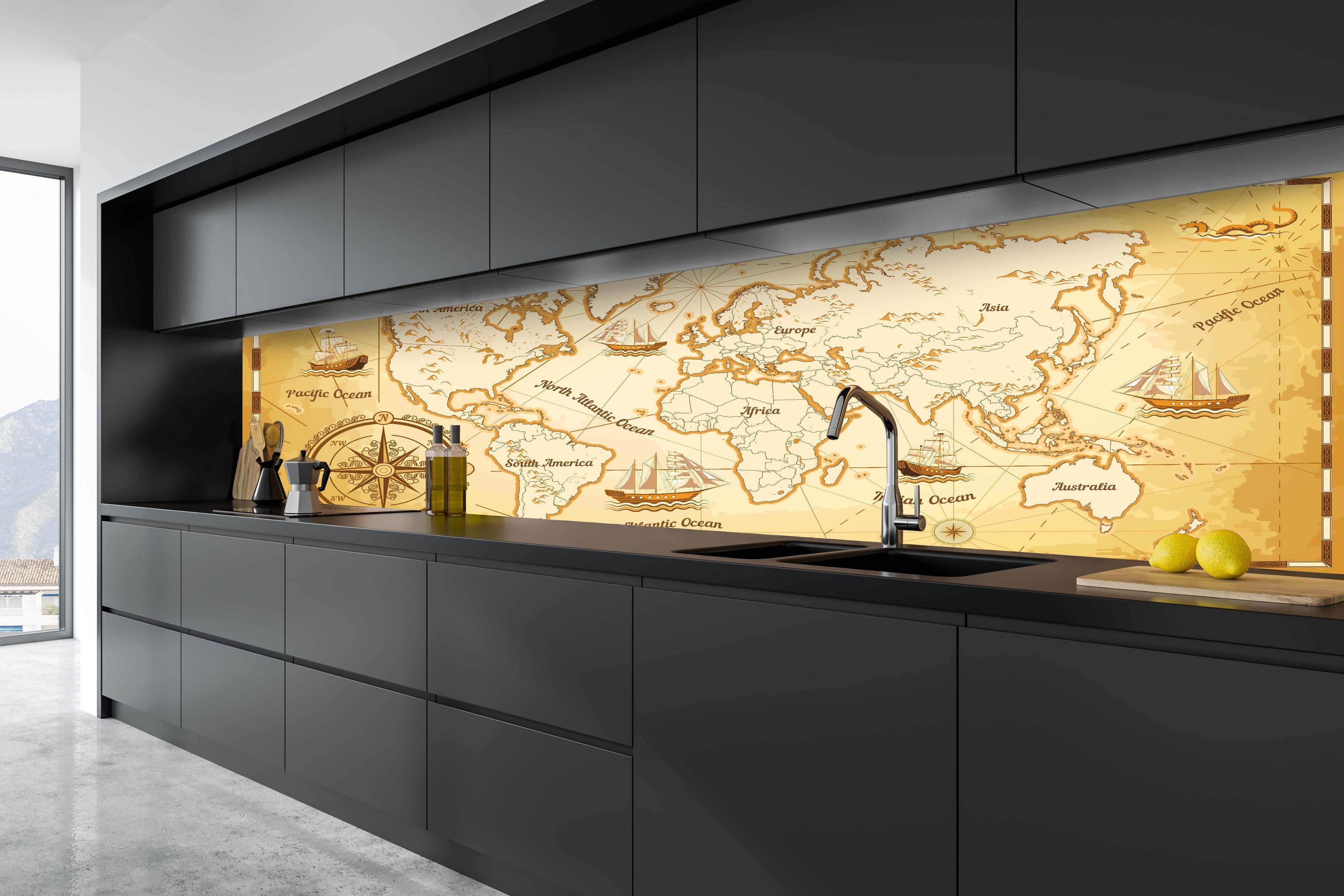 Küche - Stilisierte Vintage Weltkarte mit Segelschiffen hinter weißen Hochglanz-Küchenregalen und schwarzem Wasserhahn