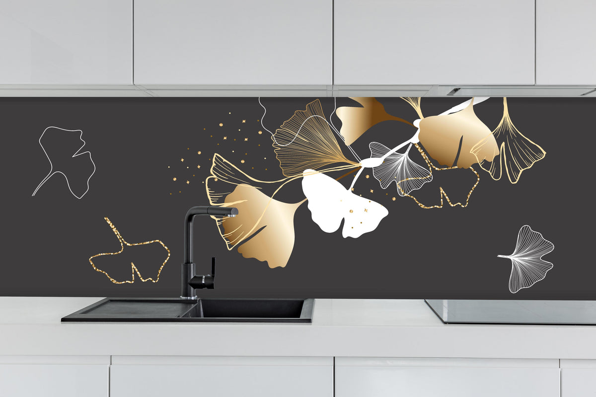 Küche - Stilisiertes Ginkgo-Design in Gold und Schwarz hinter weißen Hochglanz-Küchenregalen und schwarzem Wasserhahn
