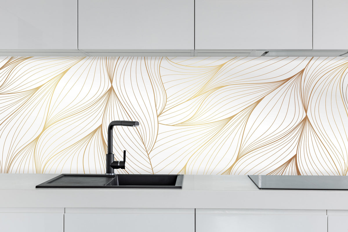 Küche - Stilvolle Abstrakte Weiß-Gold Blattstruktur hinter weißen Hochglanz-Küchenregalen und schwarzem Wasserhahn