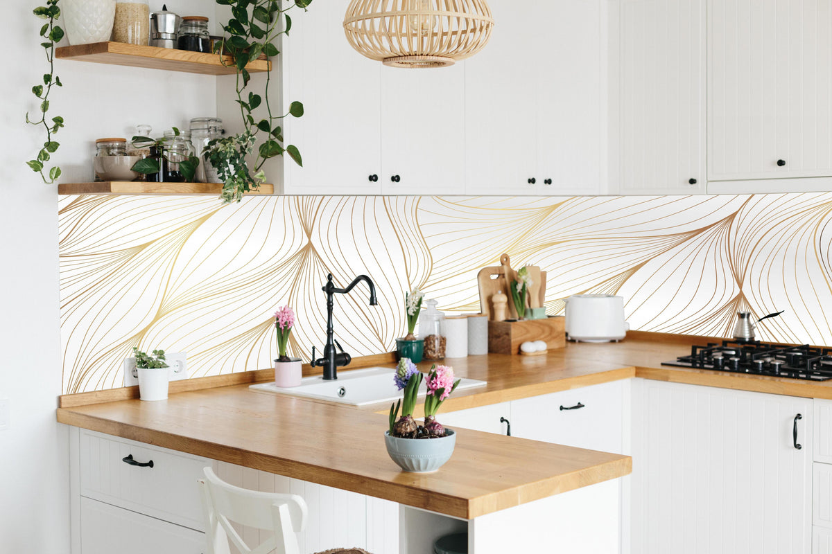 Küche - Stilvolle Abstrakte Weiß-Gold Blattstruktur hinter weißen Hochglanz-Küchenregalen und schwarzem Wasserhahn