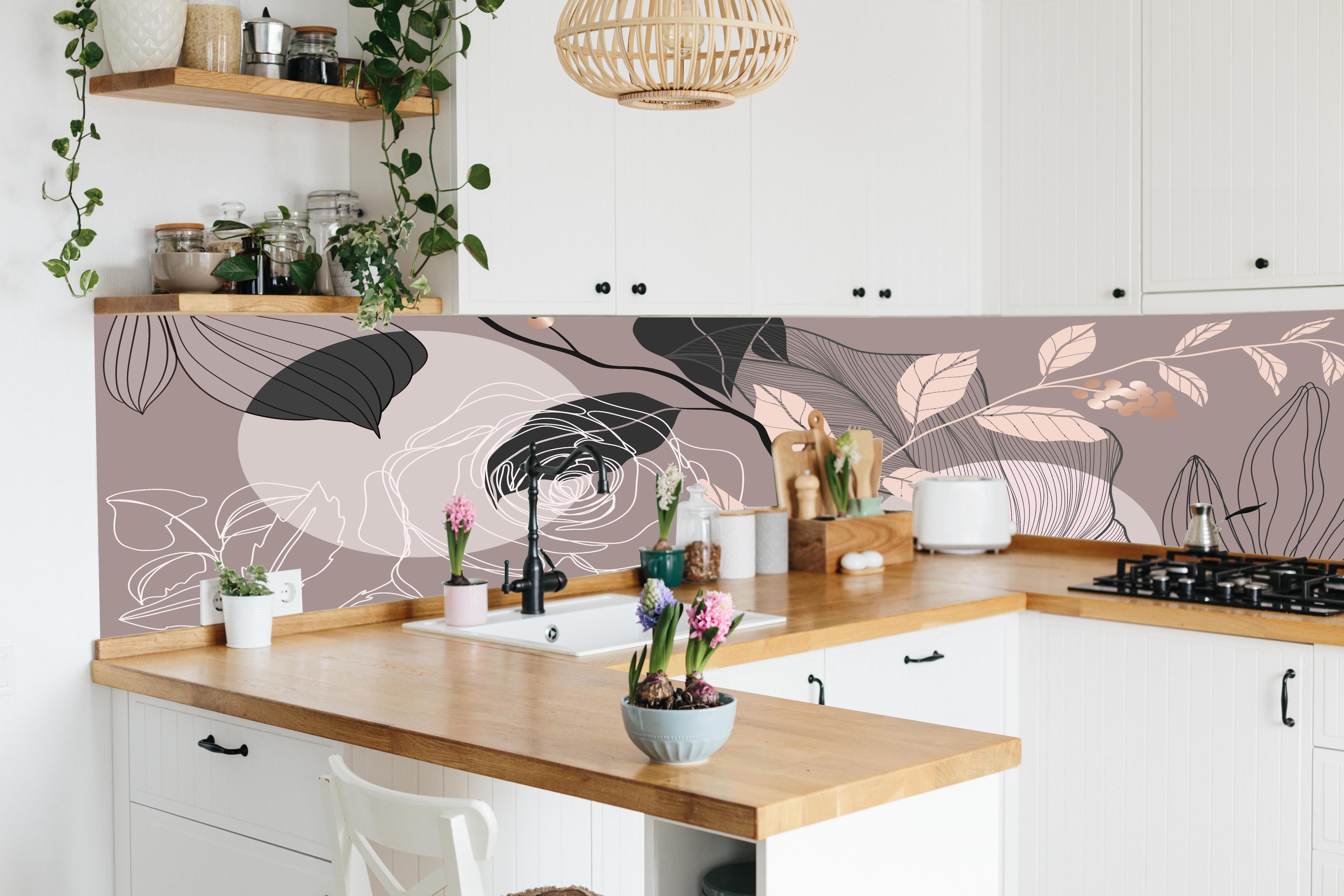 Küche - Stilvolle Blumenkunst in Schwarz-Weiß-Beige hinter weißen Hochglanz-Küchenregalen und schwarzem Wasserhahn