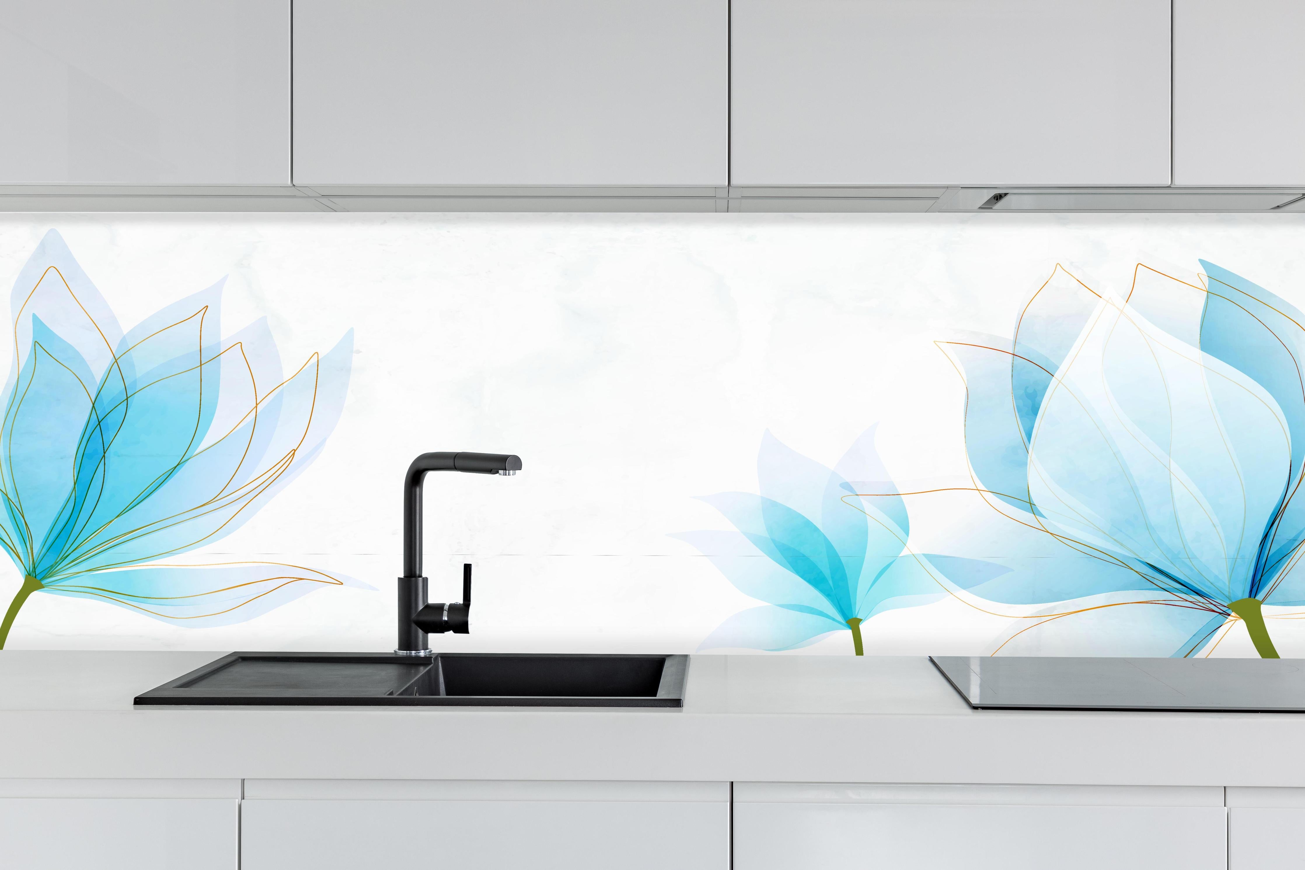 Küche - Stilvolle Blumenzeichnung in Pastellblau hinter weißen Hochglanz-Küchenregalen und schwarzem Wasserhahn