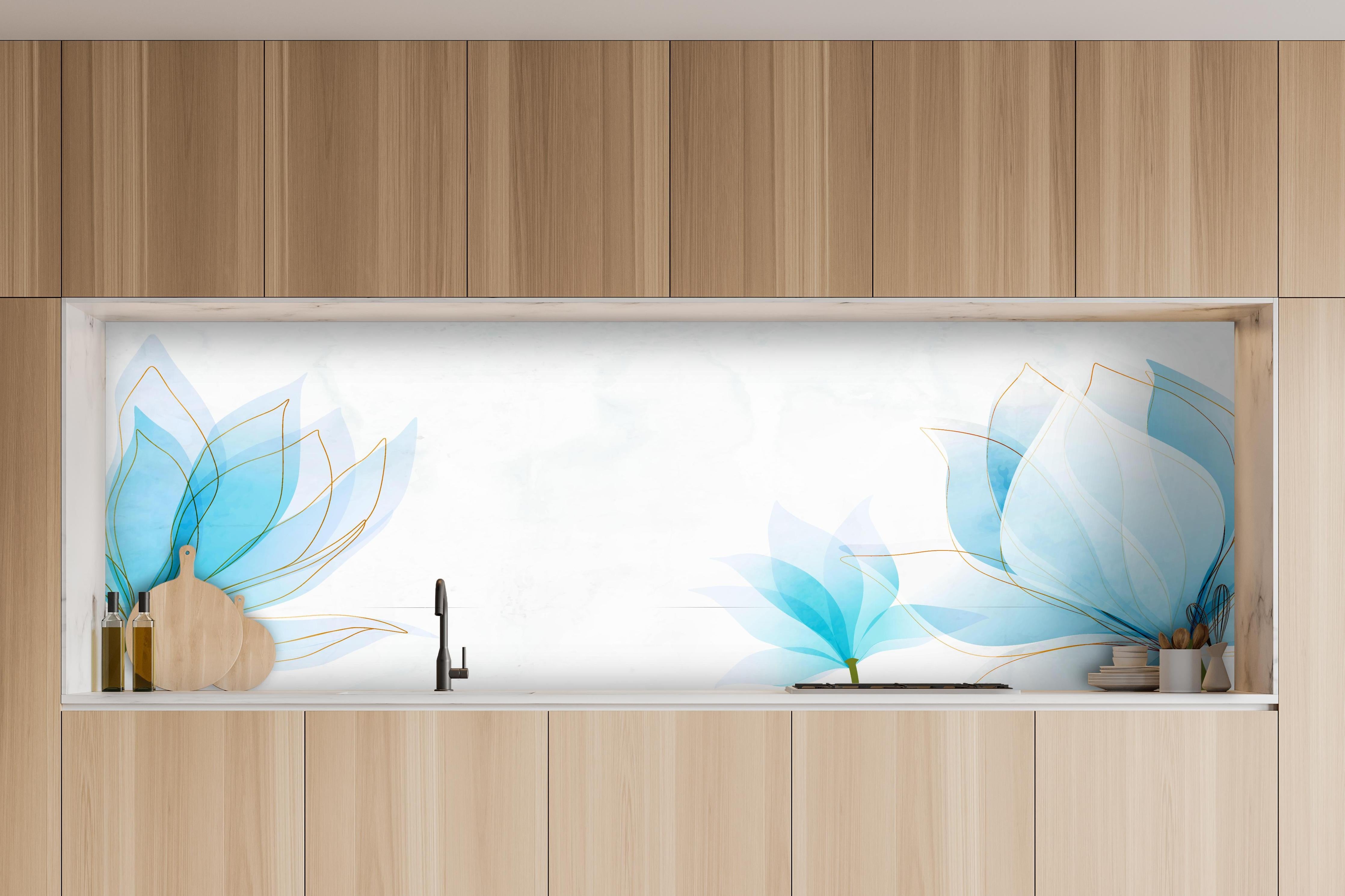 Küche - Stilvolle Blumenzeichnung in Pastellblau hinter weißen Hochglanz-Küchenregalen und schwarzem Wasserhahn