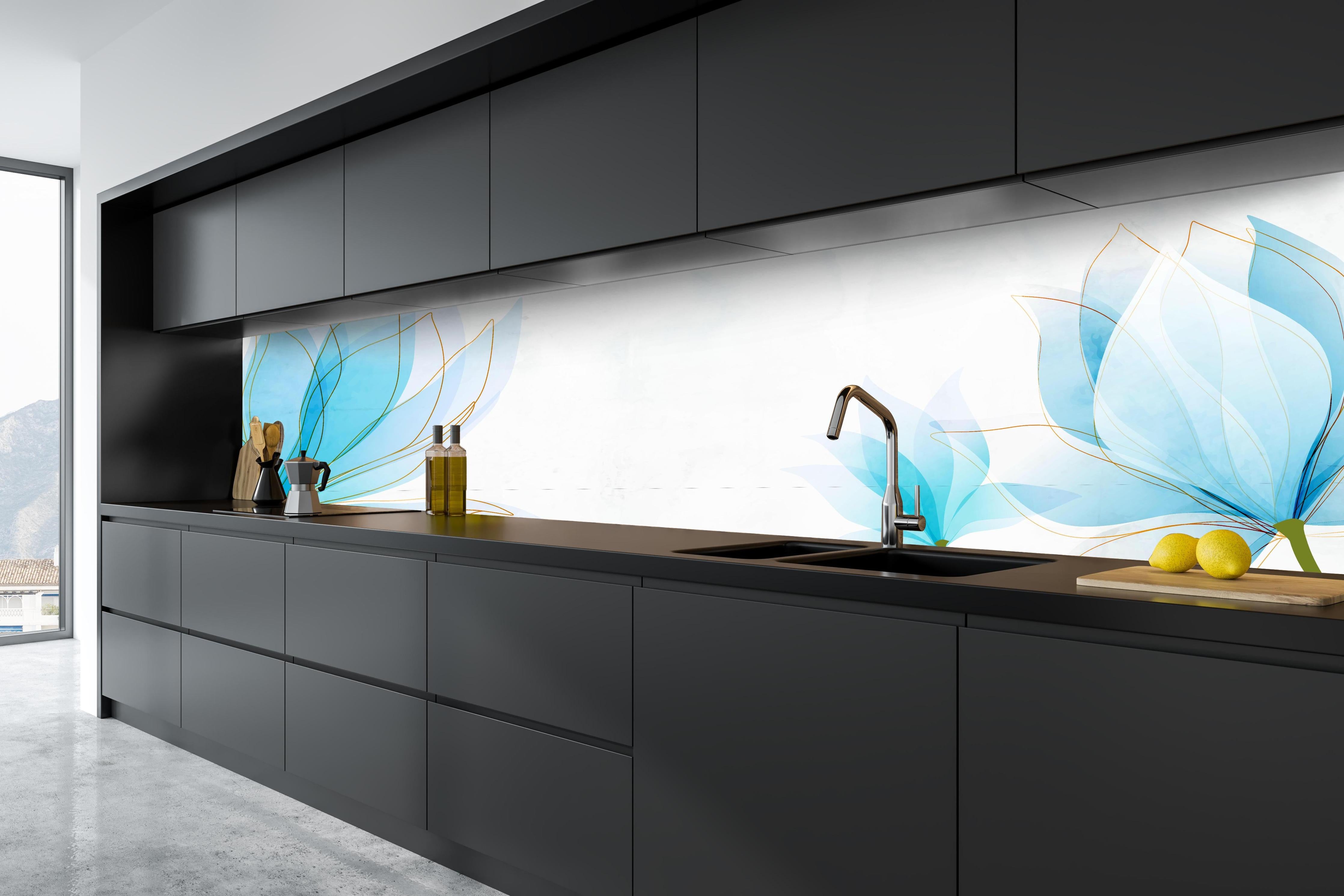 Küche - Stilvolle Blumenzeichnung in Pastellblau hinter weißen Hochglanz-Küchenregalen und schwarzem Wasserhahn
