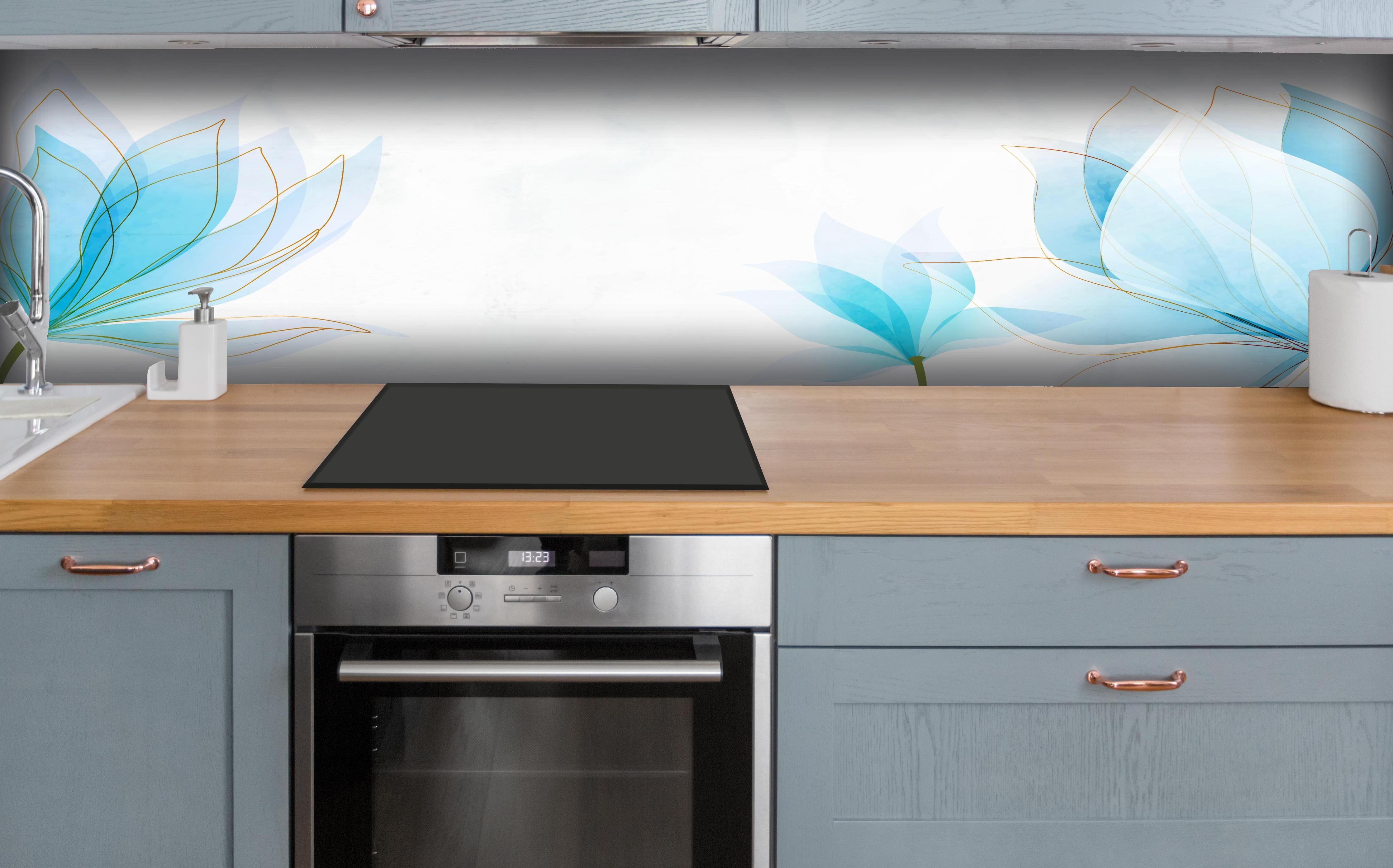 Küche - Stilvolle Blumenzeichnung in Pastellblau hinter weißen Hochglanz-Küchenregalen und schwarzem Wasserhahn