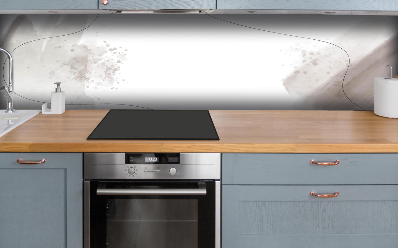 Küche - Stilvolle Weiß-Graue Papier Textur hinter weißen Hochglanz-Küchenregalen und schwarzem Wasserhahn