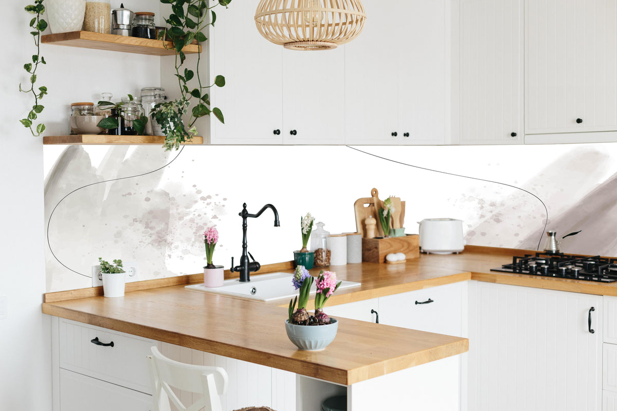Küche - Stilvolle Weiß-Graue Papier Textur hinter weißen Hochglanz-Küchenregalen und schwarzem Wasserhahn