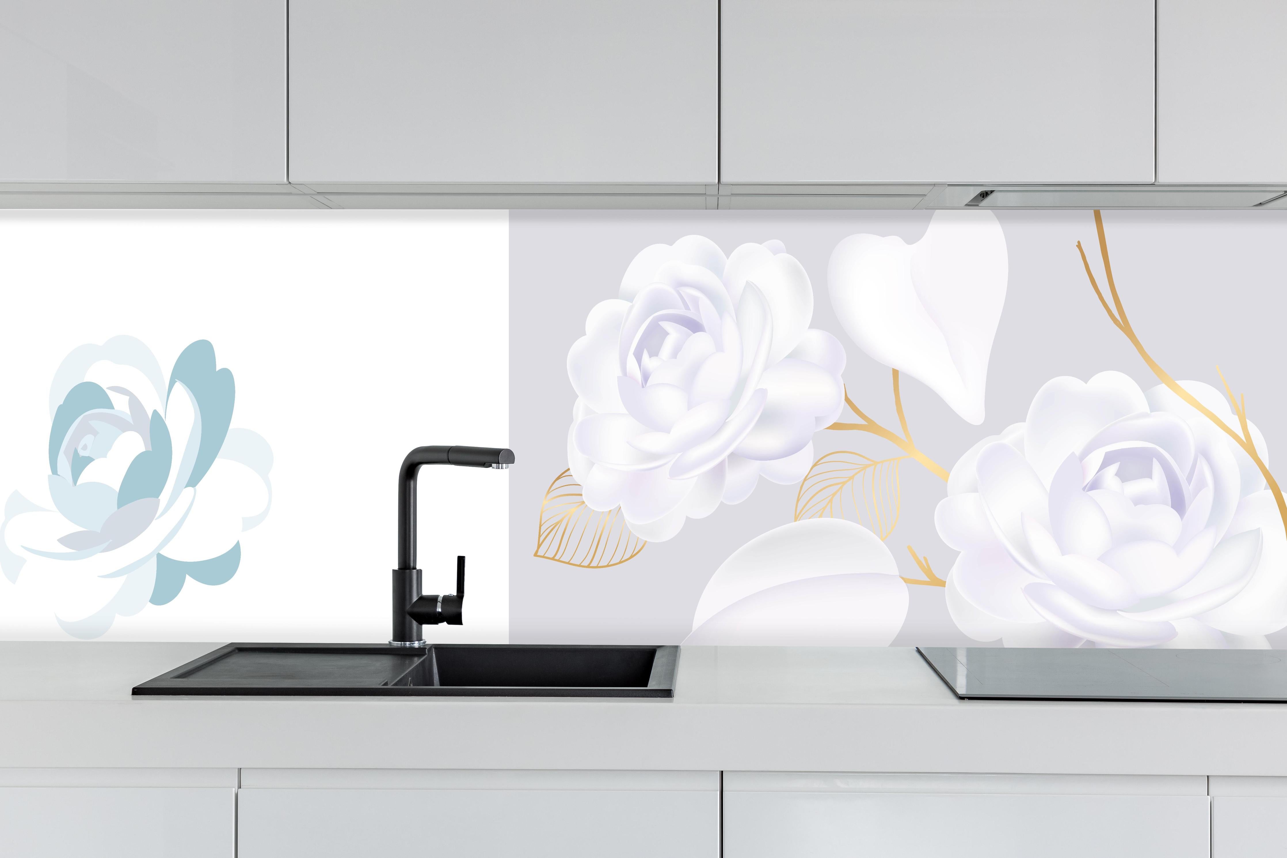 Küche - Stilvolle Weiße Rosen Grafik mit Goldakzenten hinter weißen Hochglanz-Küchenregalen und schwarzem Wasserhahn