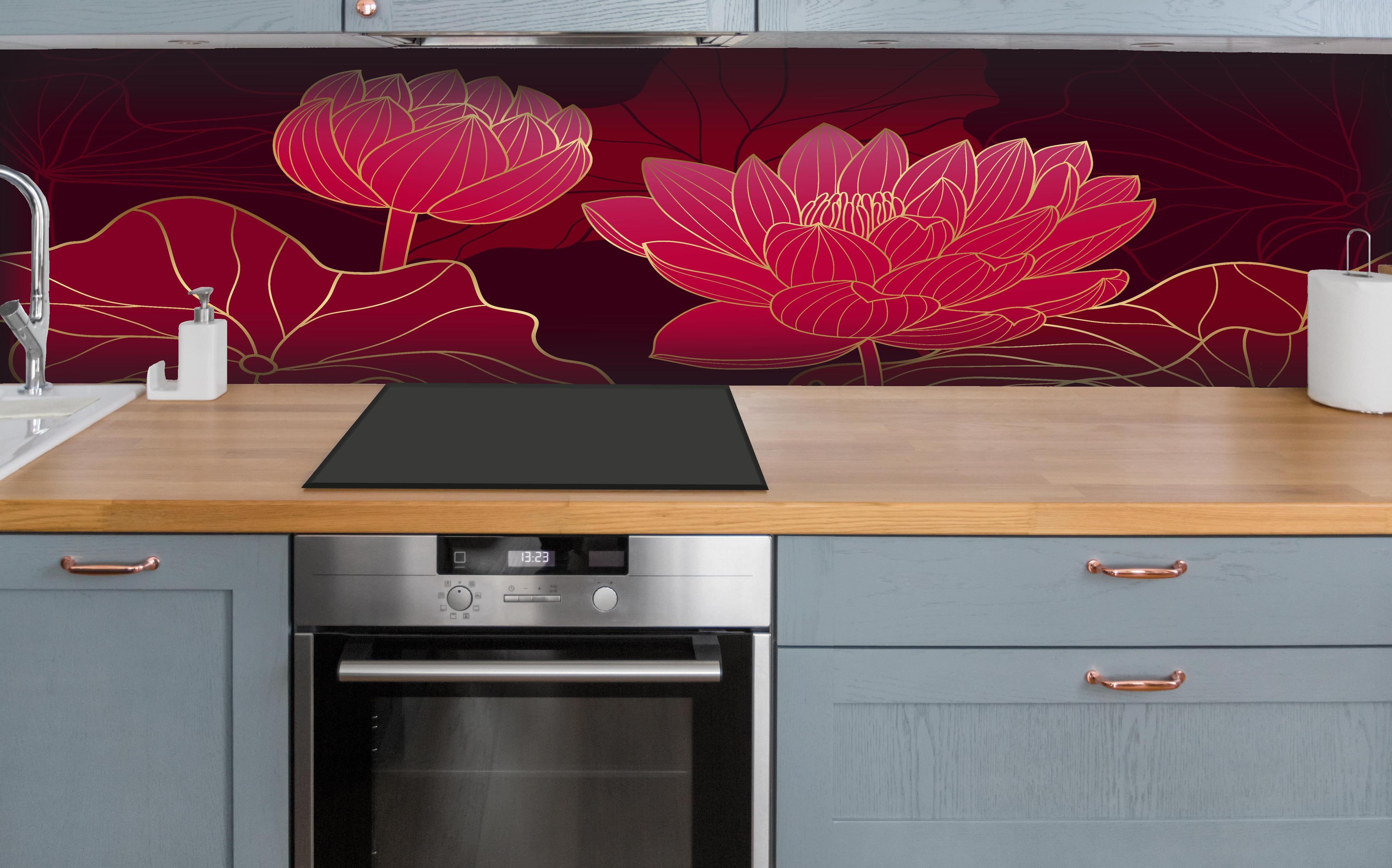 Küche - Stilvolle rote Lotusblüten auf Dunkel hinter weißen Hochglanz-Küchenregalen und schwarzem Wasserhahn