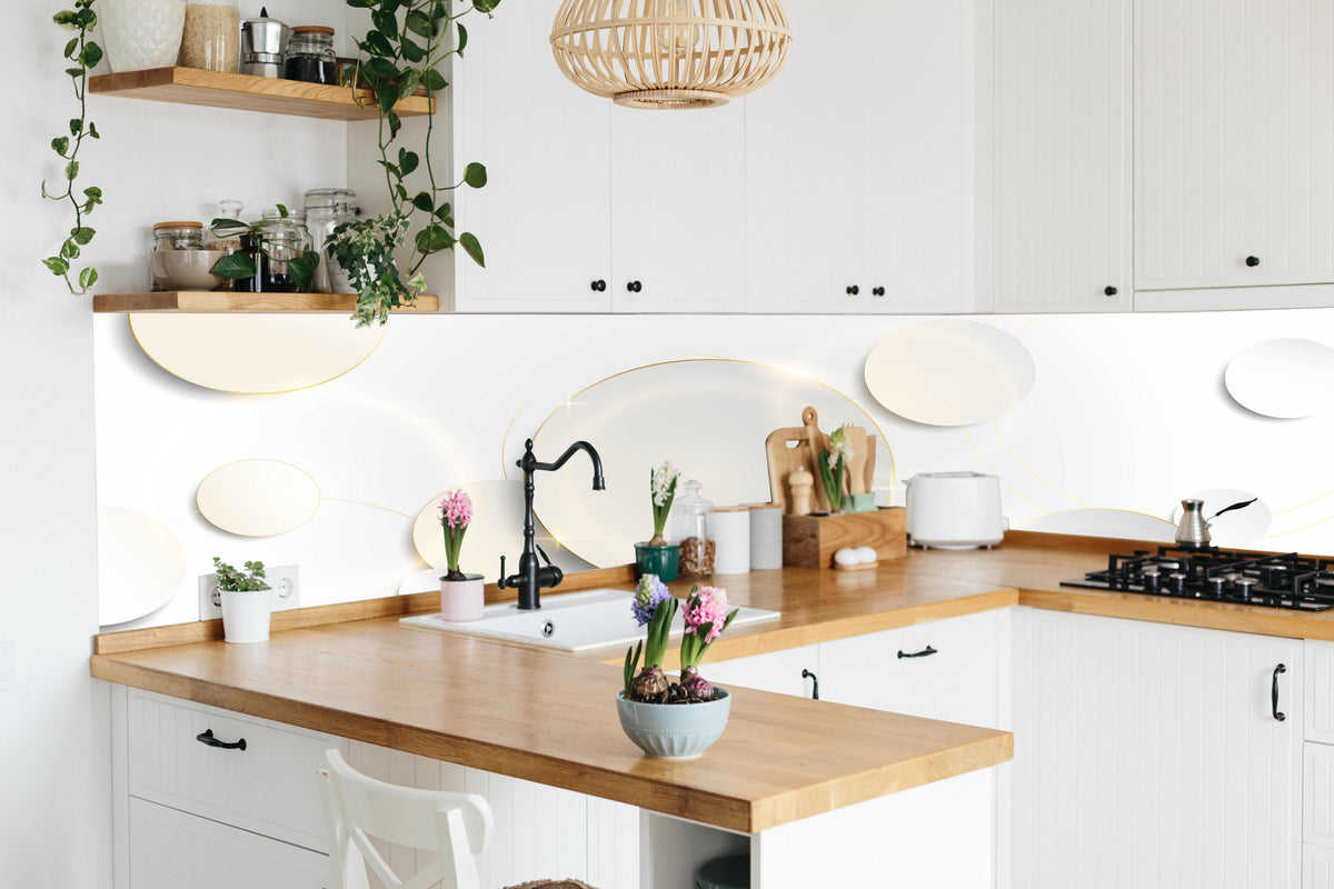 Küche - Stilvoller Weiß-Gold Dekorativer Hintergrund hinter weißen Hochglanz-Küchenregalen und schwarzem Wasserhahn