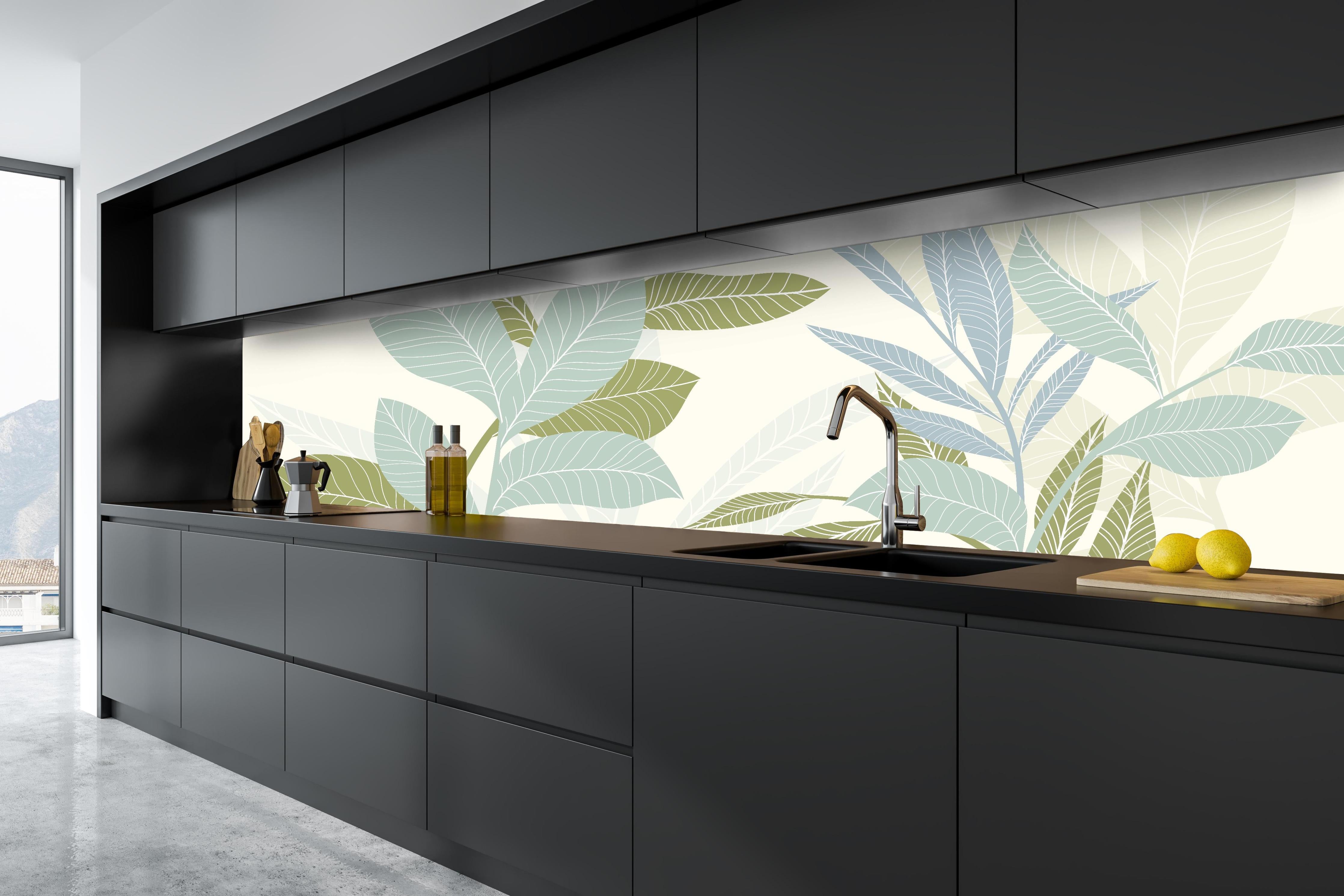 Küche - Stilvolles Blatt-Design in Pastelltönen hinter weißen Hochglanz-Küchenregalen und schwarzem Wasserhahn