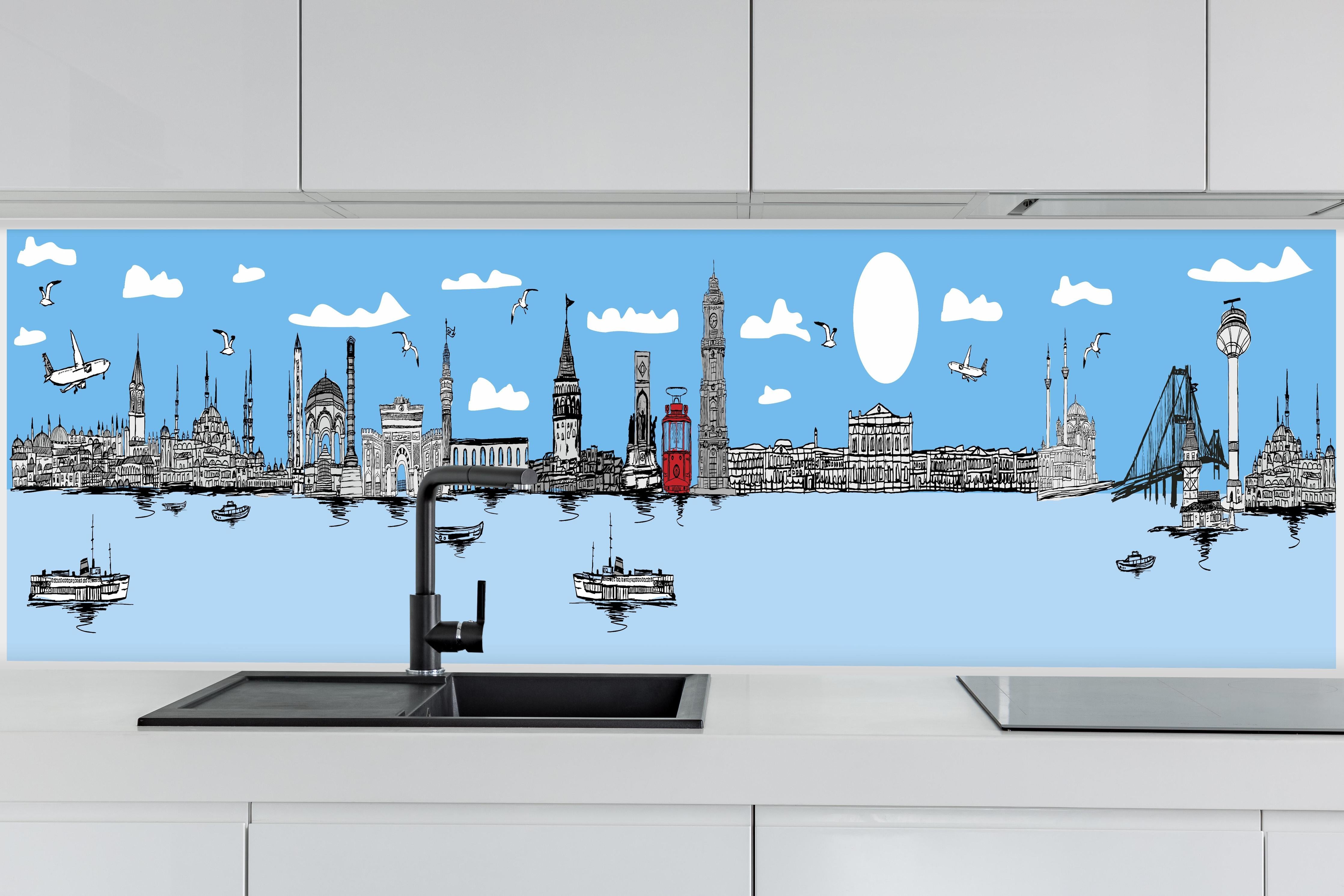 Küche - Stilvolles City Skyline Panorama Illustration hinter weißen Hochglanz-Küchenregalen und schwarzem Wasserhahn