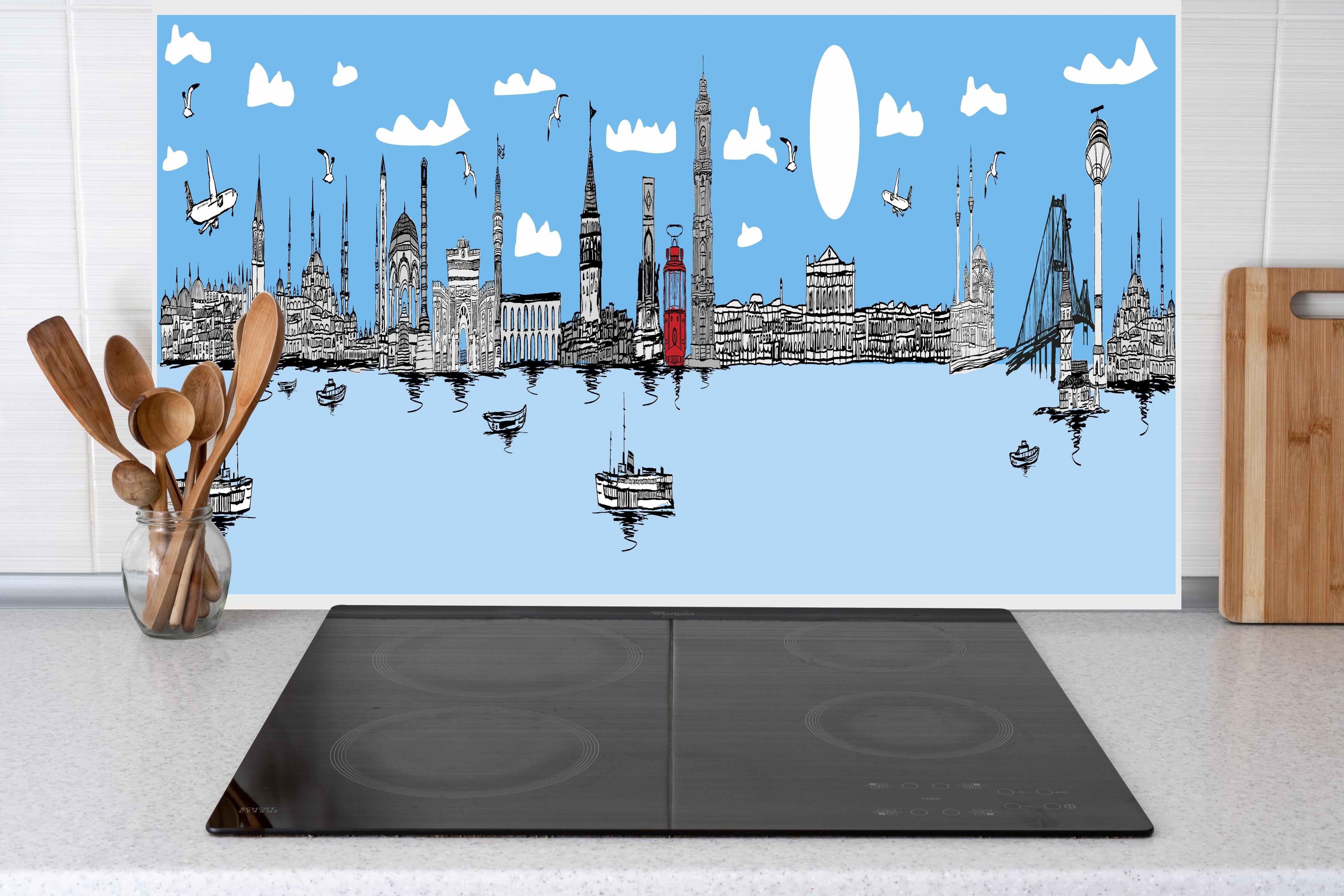 Küche - Stilvolles City Skyline Panorama Illustration hinter weißen Hochglanz-Küchenregalen und schwarzem Wasserhahn