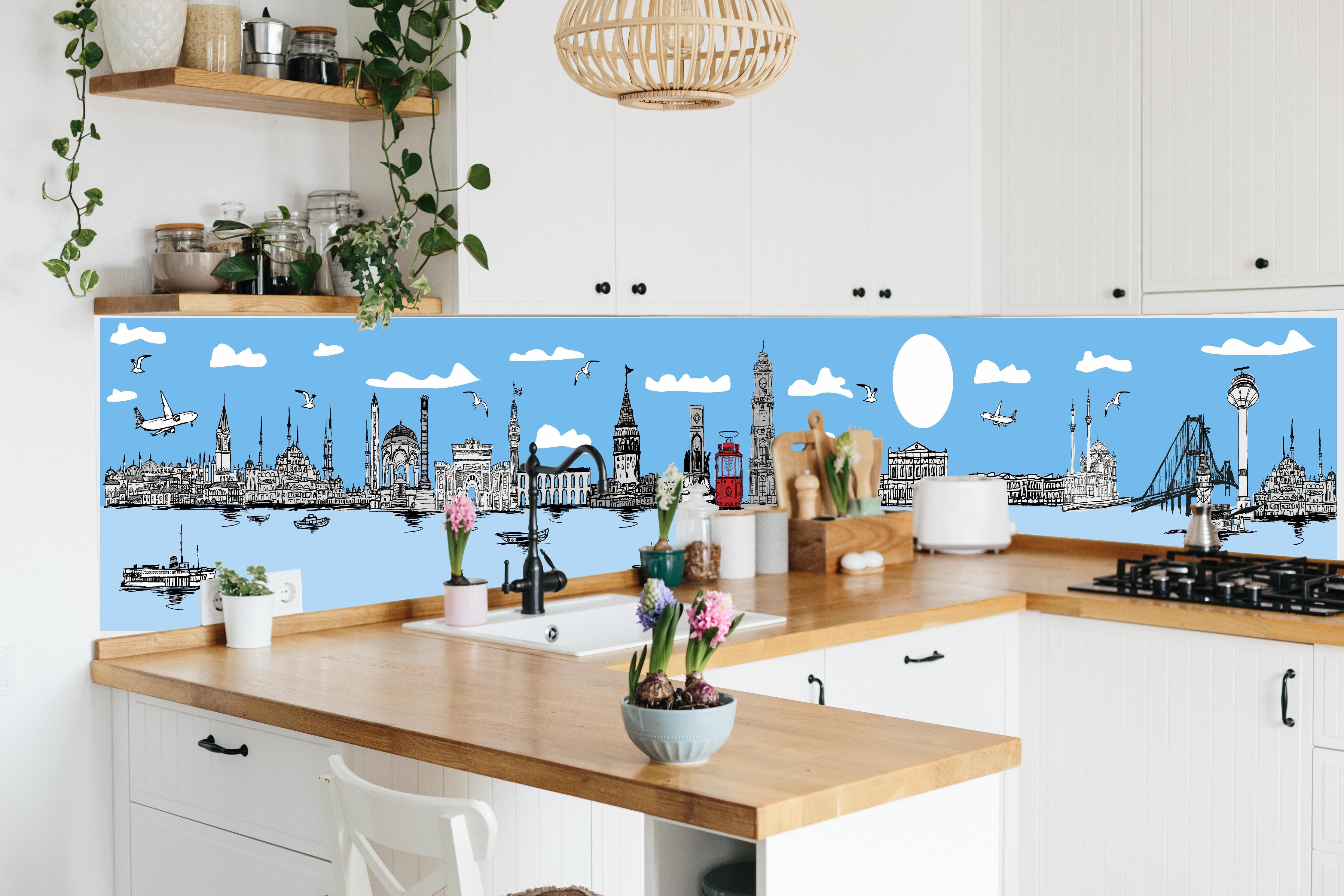 Küche - Stilvolles City Skyline Panorama Illustration hinter weißen Hochglanz-Küchenregalen und schwarzem Wasserhahn