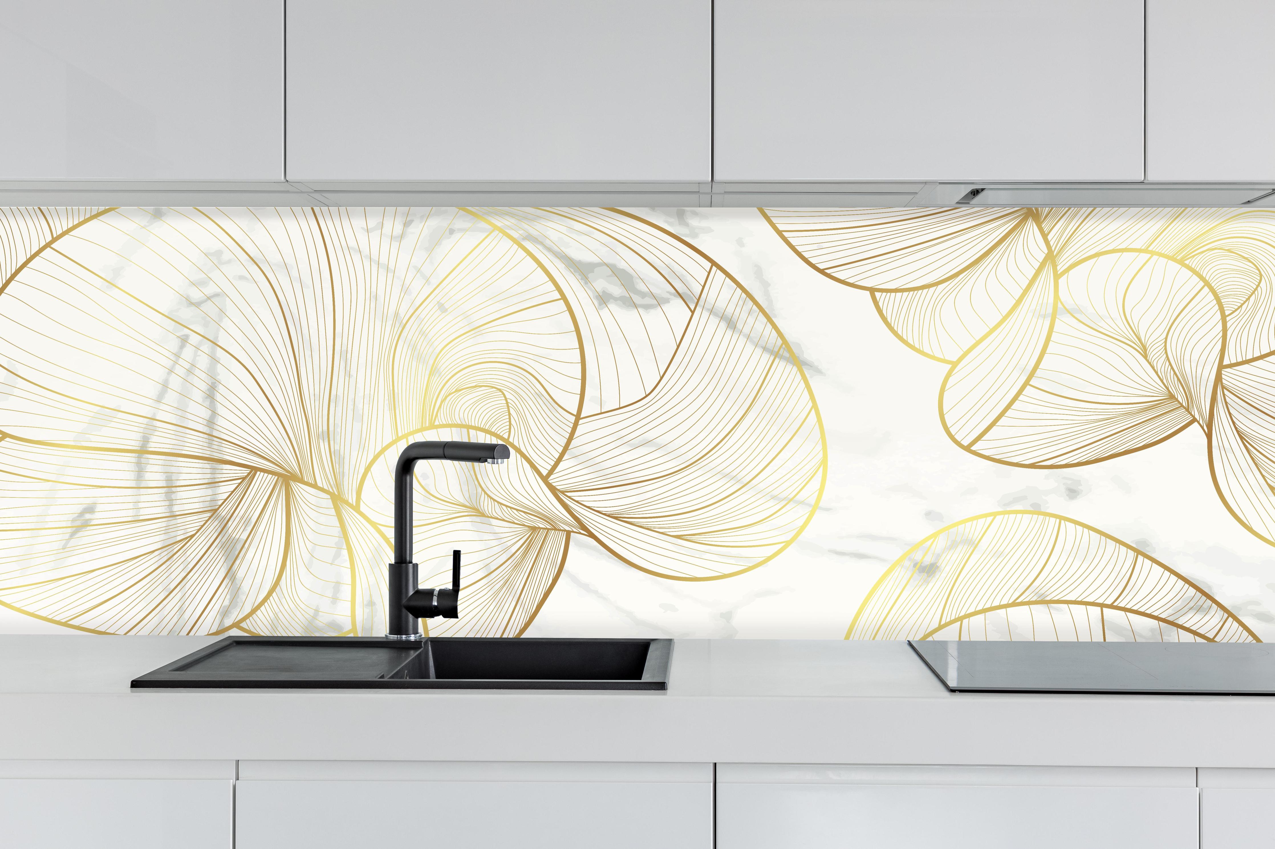 Küche - Stilvolles Weiß mit goldenem Linienmuster hinter weißen Hochglanz-Küchenregalen und schwarzem Wasserhahn