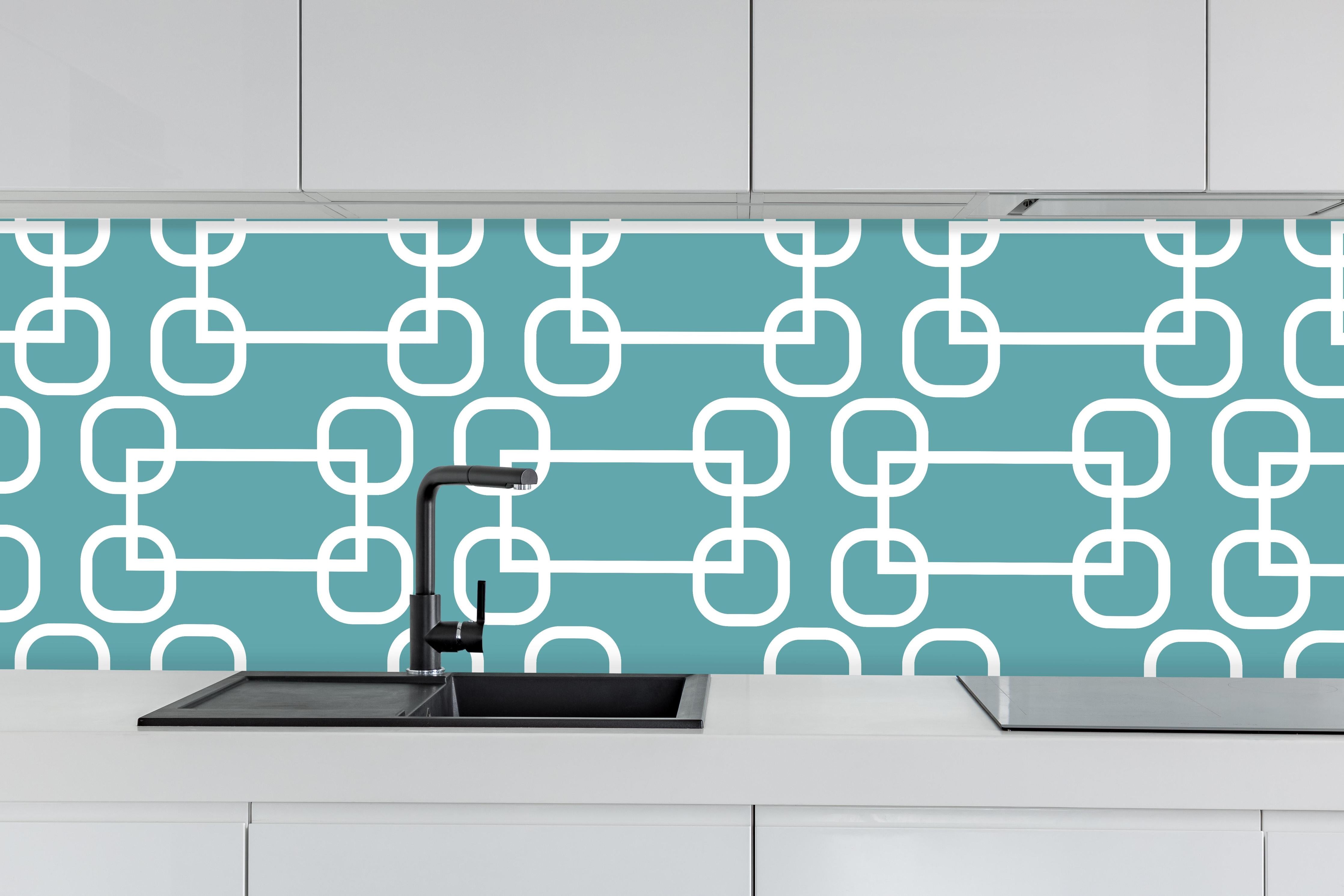Küche - Stilvolles mintfarbenes Netz-Muster mit Kreisen hinter weißen Hochglanz-Küchenregalen und schwarzem Wasserhahn
