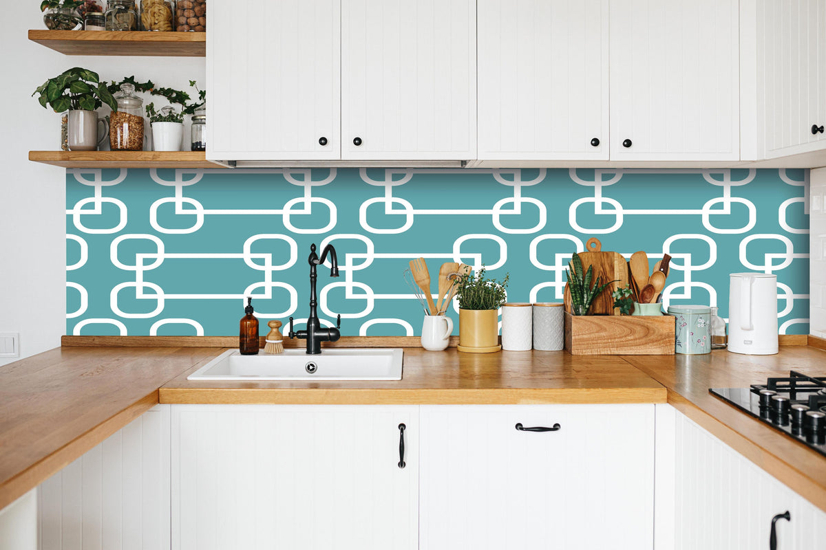 Küche - Stilvolles mintfarbenes Netz-Muster mit Kreisen hinter weißen Hochglanz-Küchenregalen und schwarzem Wasserhahn