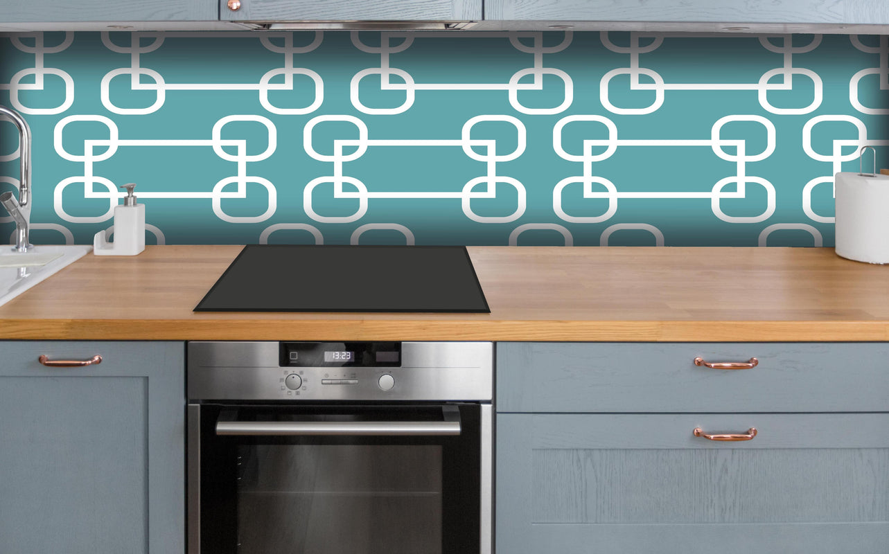 Küche - Stilvolles mintfarbenes Netz-Muster mit Kreisen hinter weißen Hochglanz-Küchenregalen und schwarzem Wasserhahn