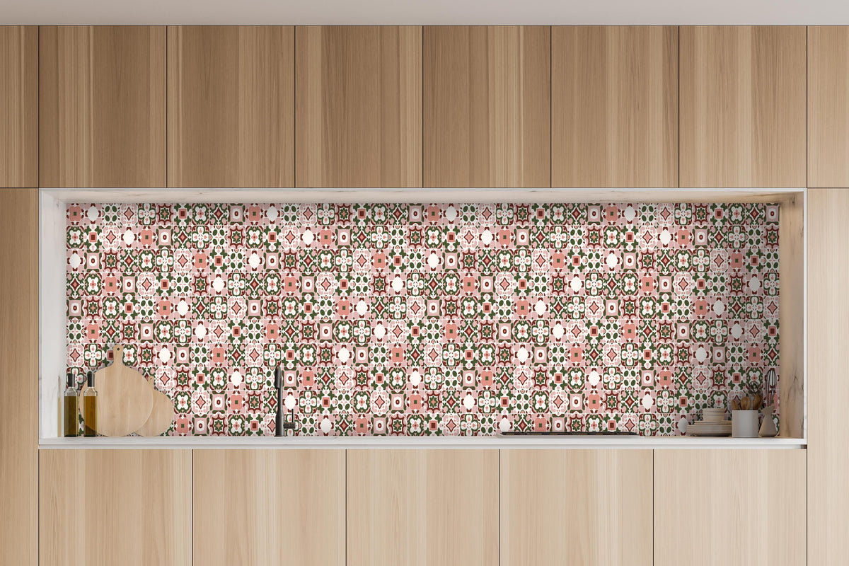 Küche - Stilvolles rosé-goldenes Mosaik Design hinter weißen Hochglanz-Küchenregalen und schwarzem Wasserhahn