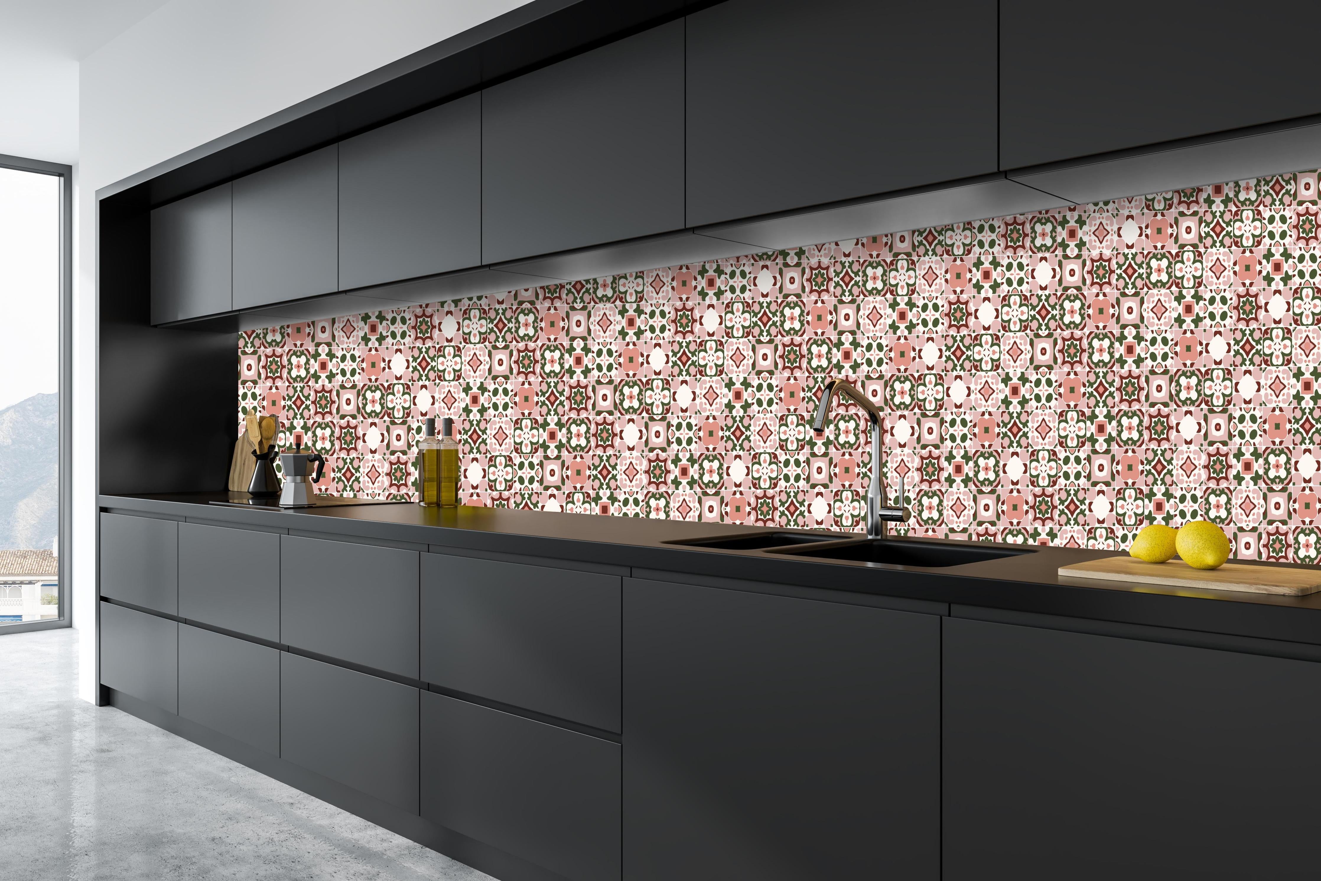 Küche - Stilvolles rosé-goldenes Mosaik Design hinter weißen Hochglanz-Küchenregalen und schwarzem Wasserhahn