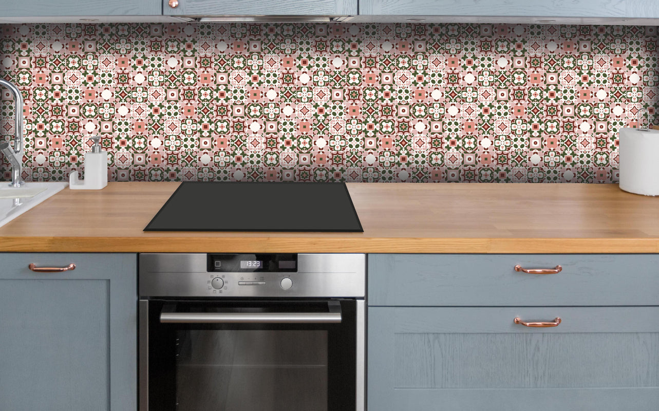 Küche - Stilvolles rosé-goldenes Mosaik Design hinter weißen Hochglanz-Küchenregalen und schwarzem Wasserhahn