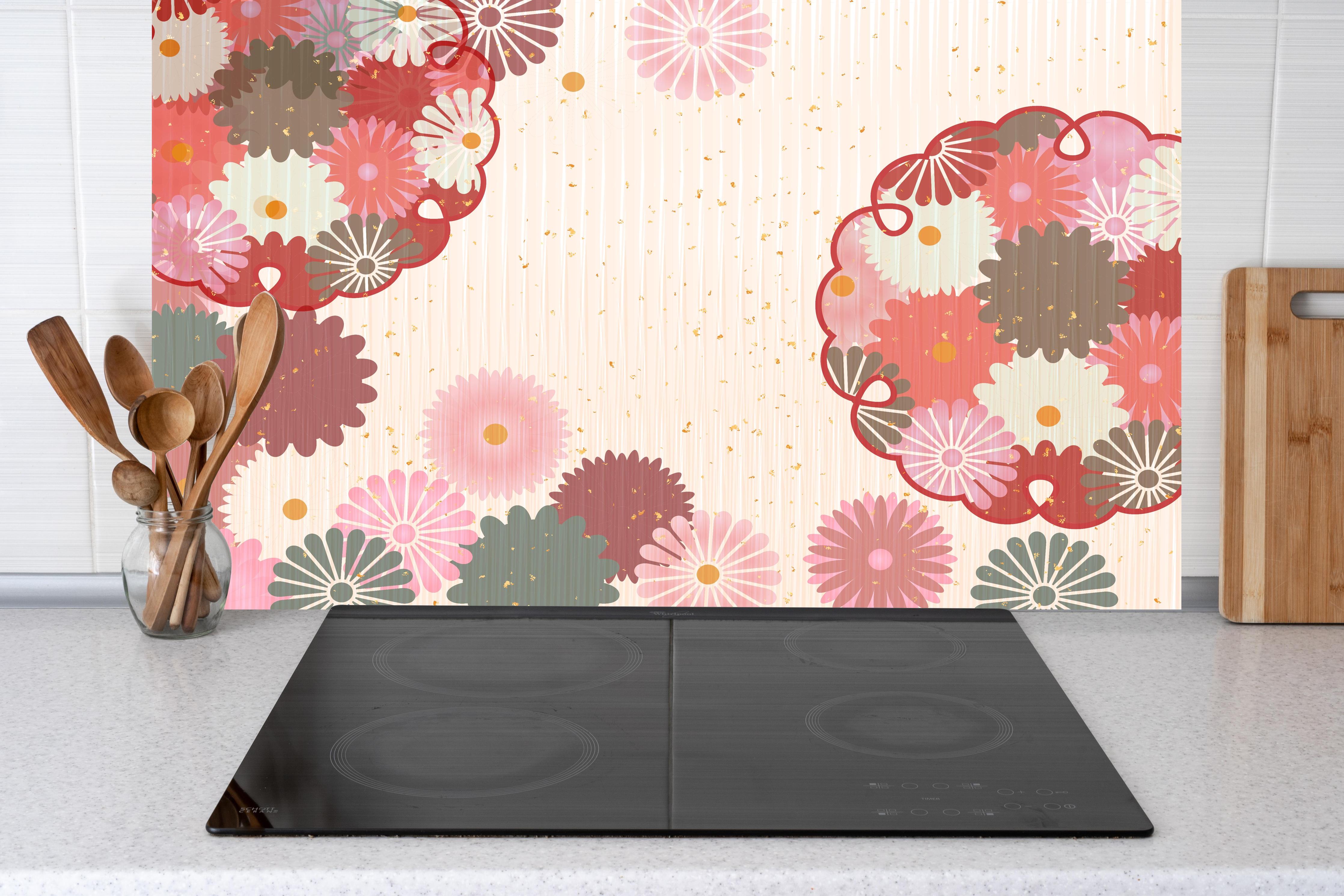 Küche - Stoffmuster Blumen Beige Rosa Akzente hinter weißen Hochglanz-Küchenregalen und schwarzem Wasserhahn