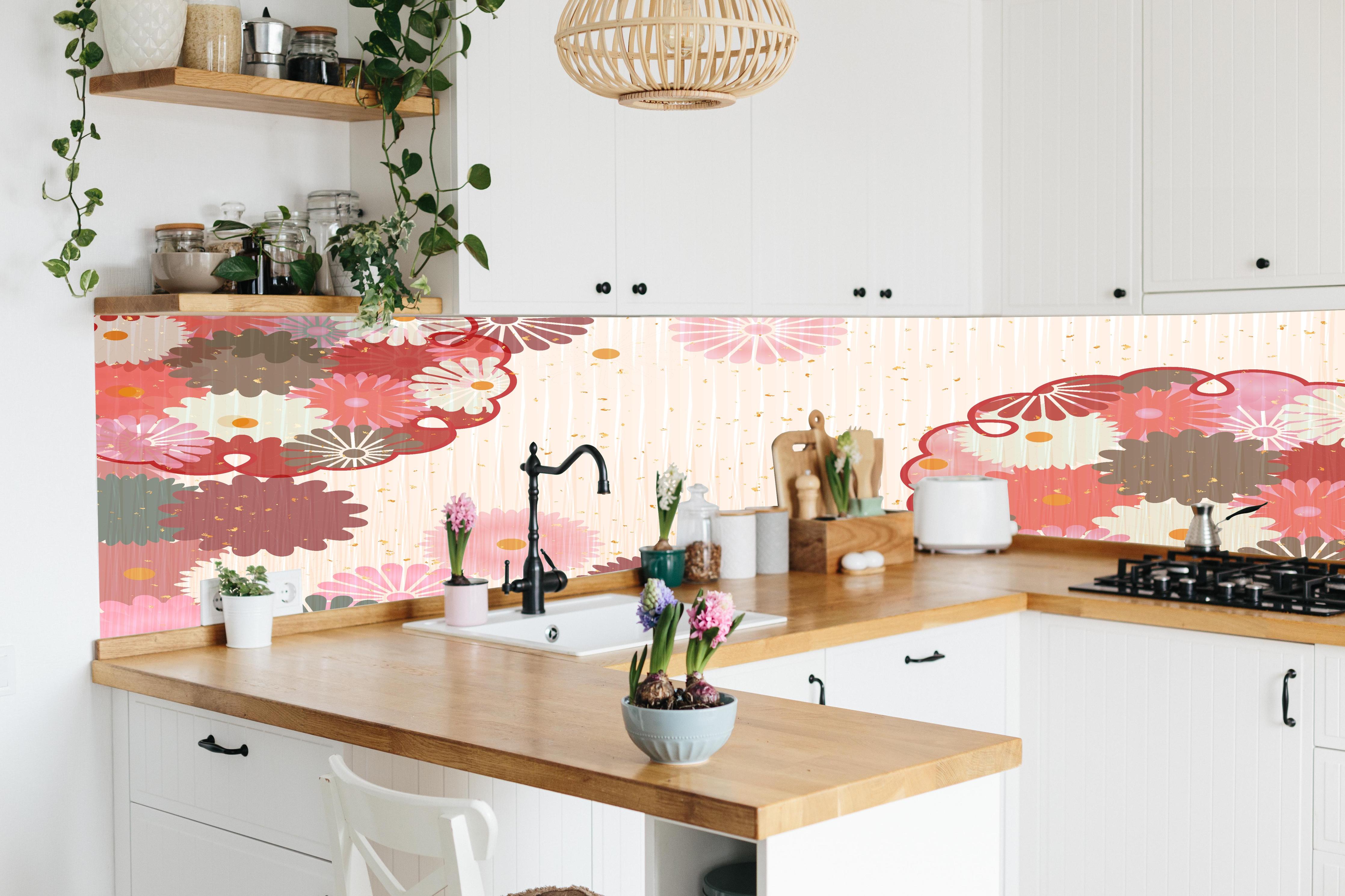 Küche - Stoffmuster Blumen Beige Rosa Akzente hinter weißen Hochglanz-Küchenregalen und schwarzem Wasserhahn