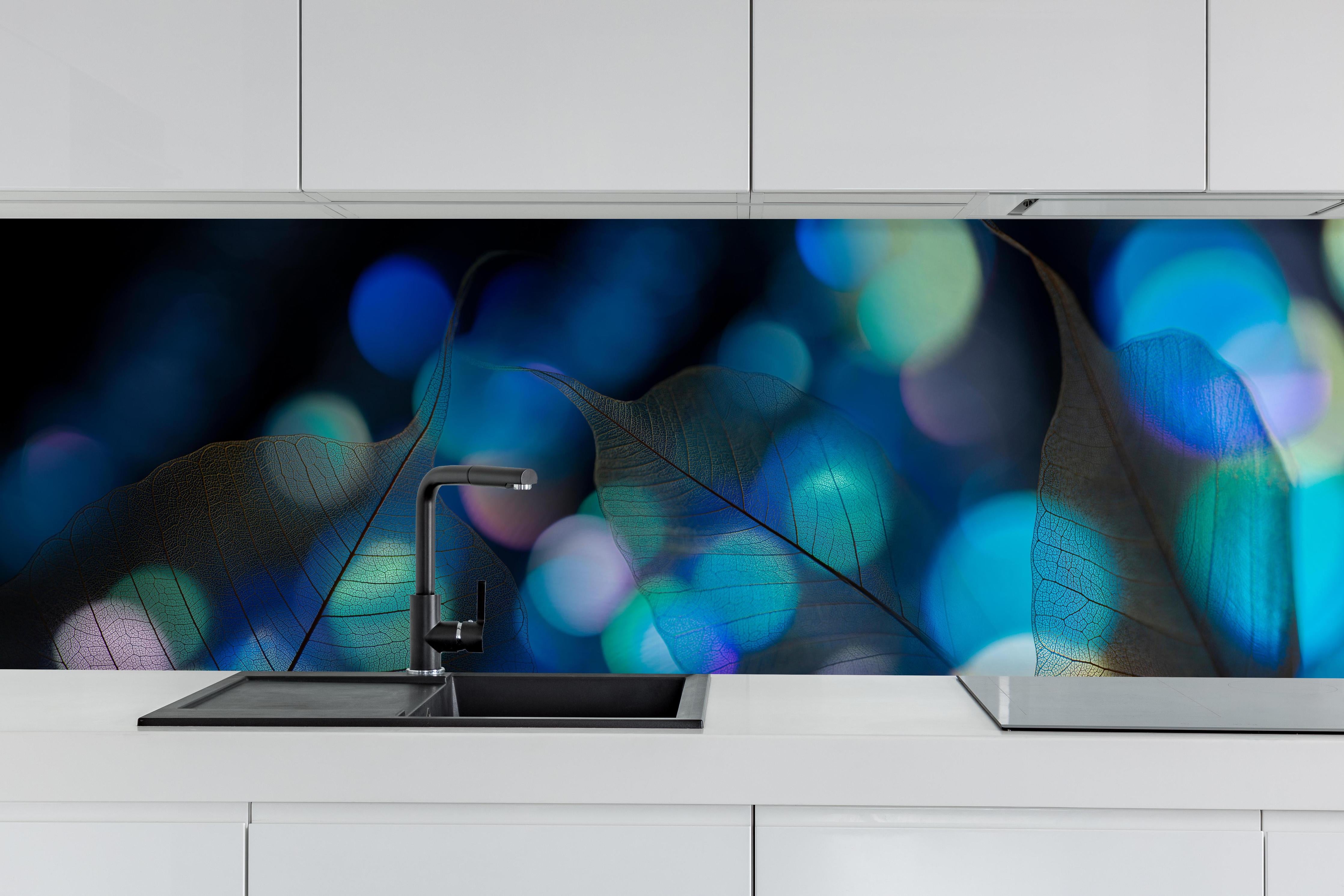 Küche - Strahlende Blattstruktur mit blauem Licht hinter weißen Hochglanz-Küchenregalen und schwarzem Wasserhahn