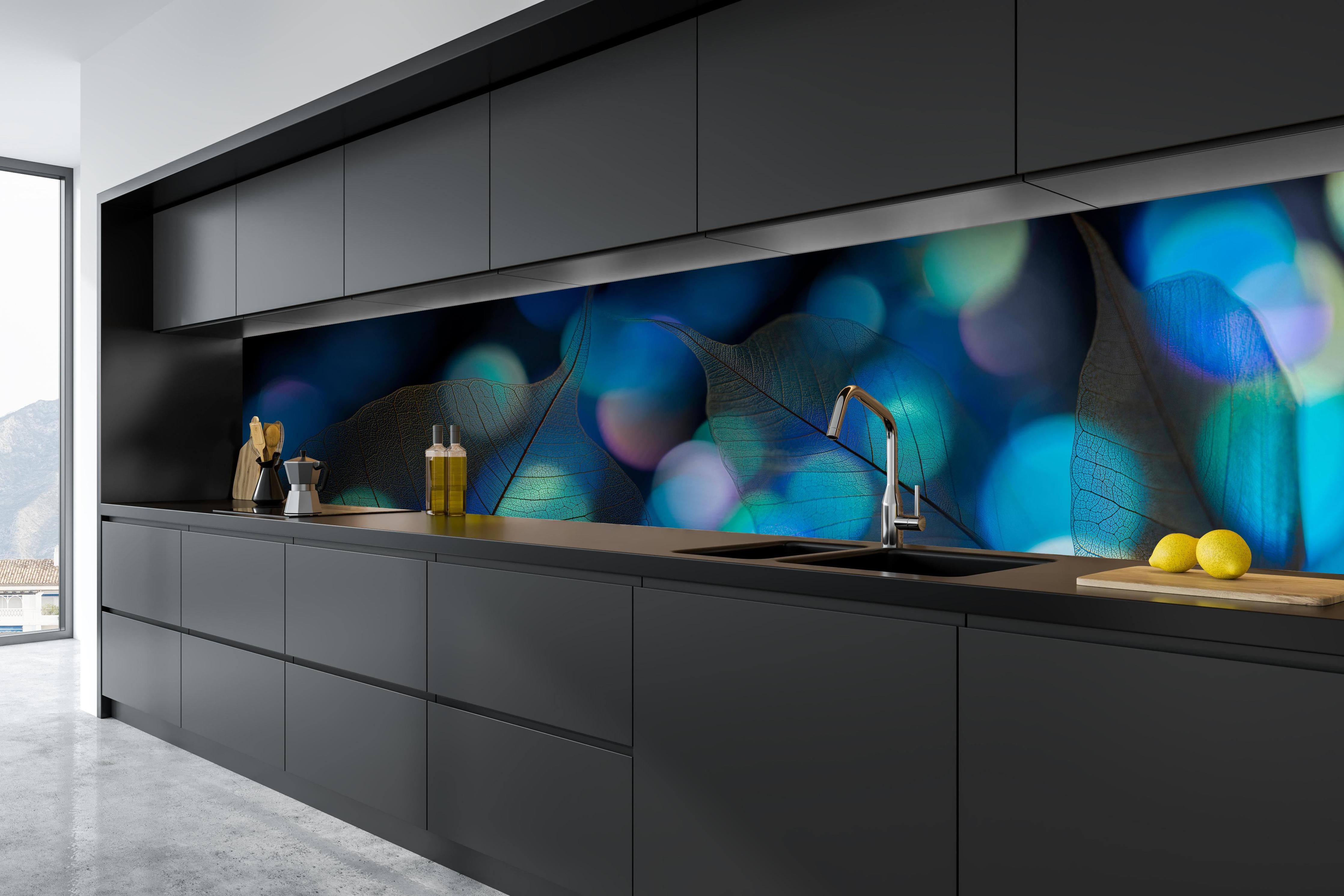 Küche - Strahlende Blattstruktur mit blauem Licht hinter weißen Hochglanz-Küchenregalen und schwarzem Wasserhahn