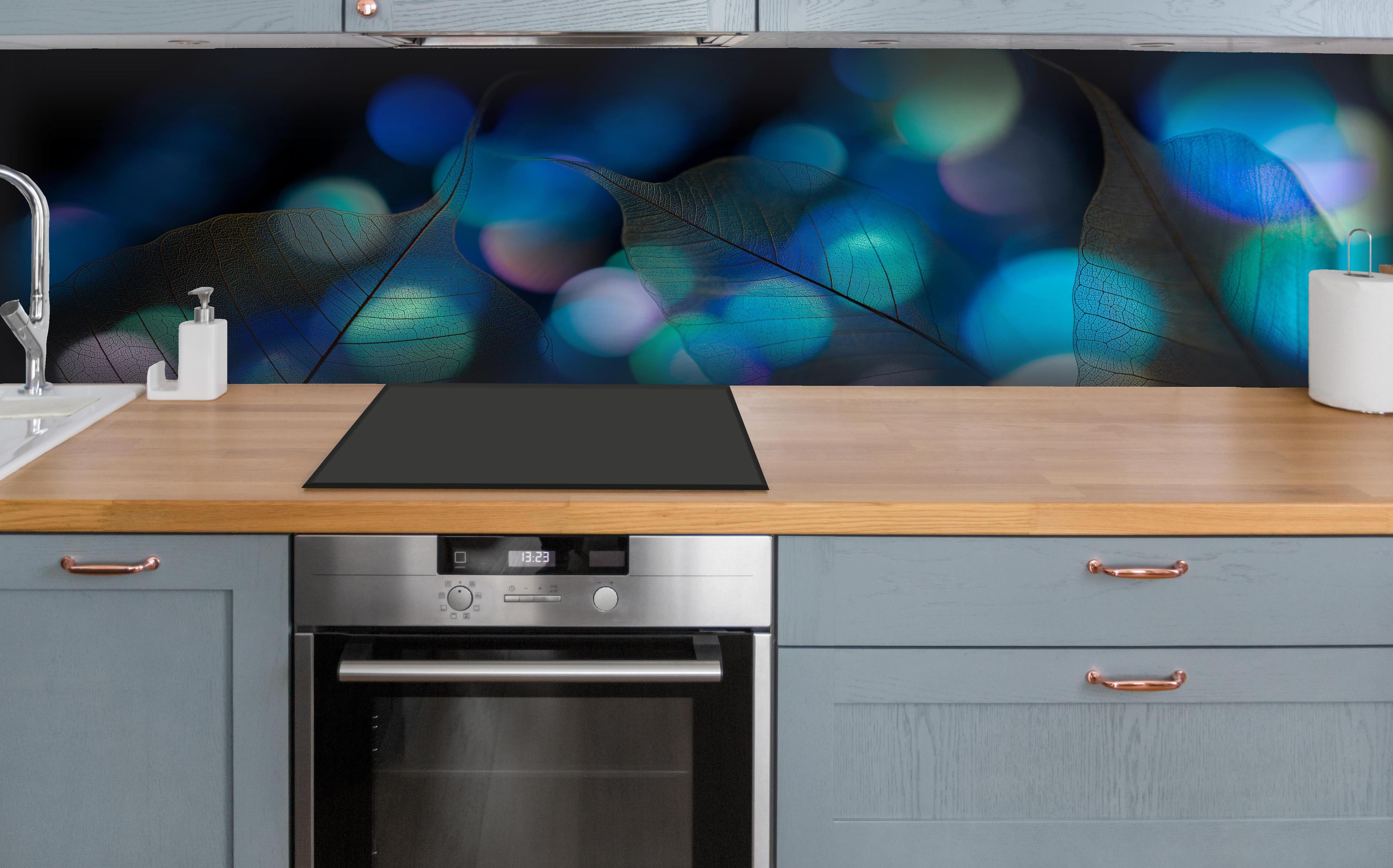 Küche - Strahlende Blattstruktur mit blauem Licht hinter weißen Hochglanz-Küchenregalen und schwarzem Wasserhahn