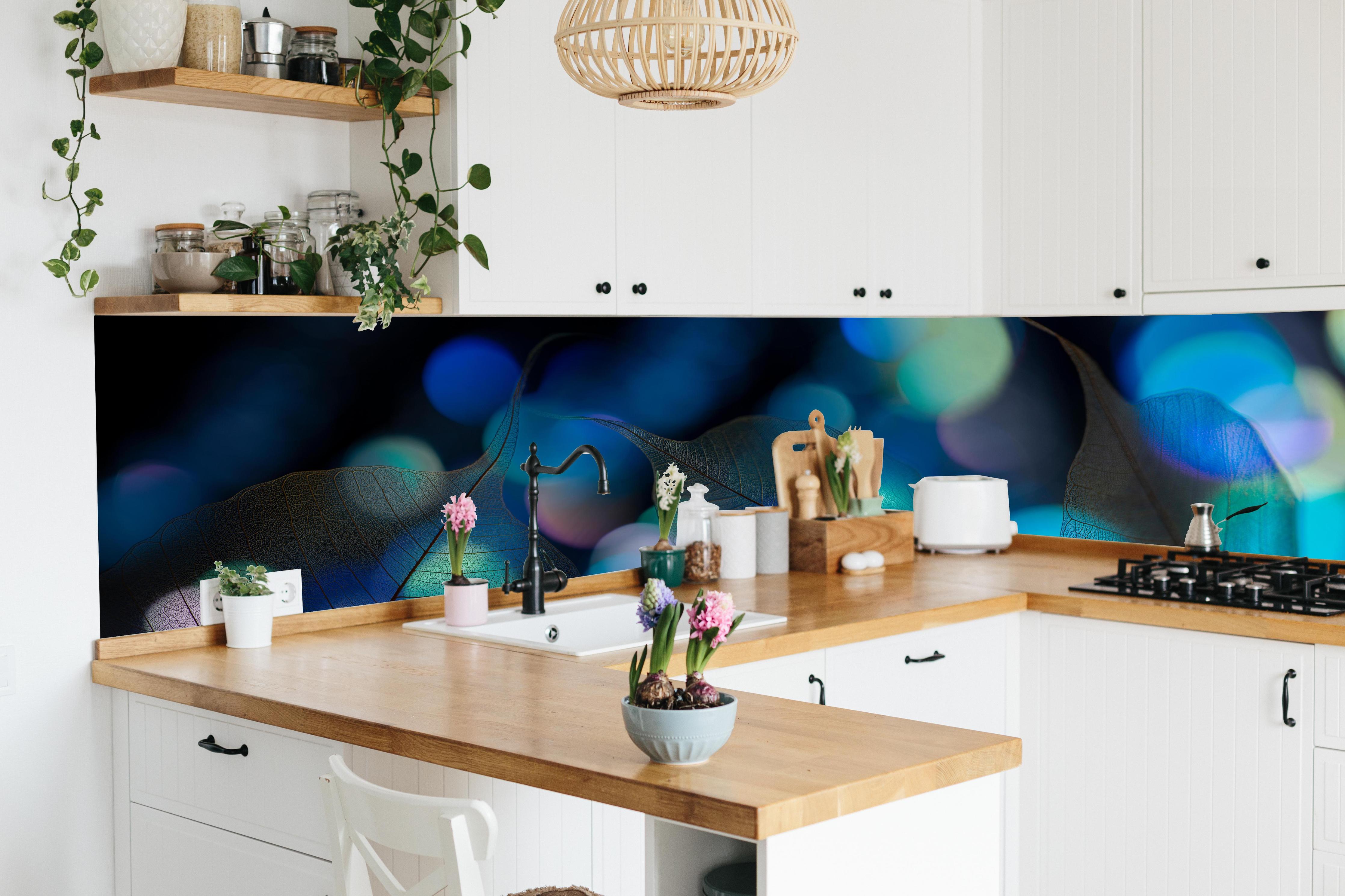 Küche - Strahlende Blattstruktur mit blauem Licht hinter weißen Hochglanz-Küchenregalen und schwarzem Wasserhahn