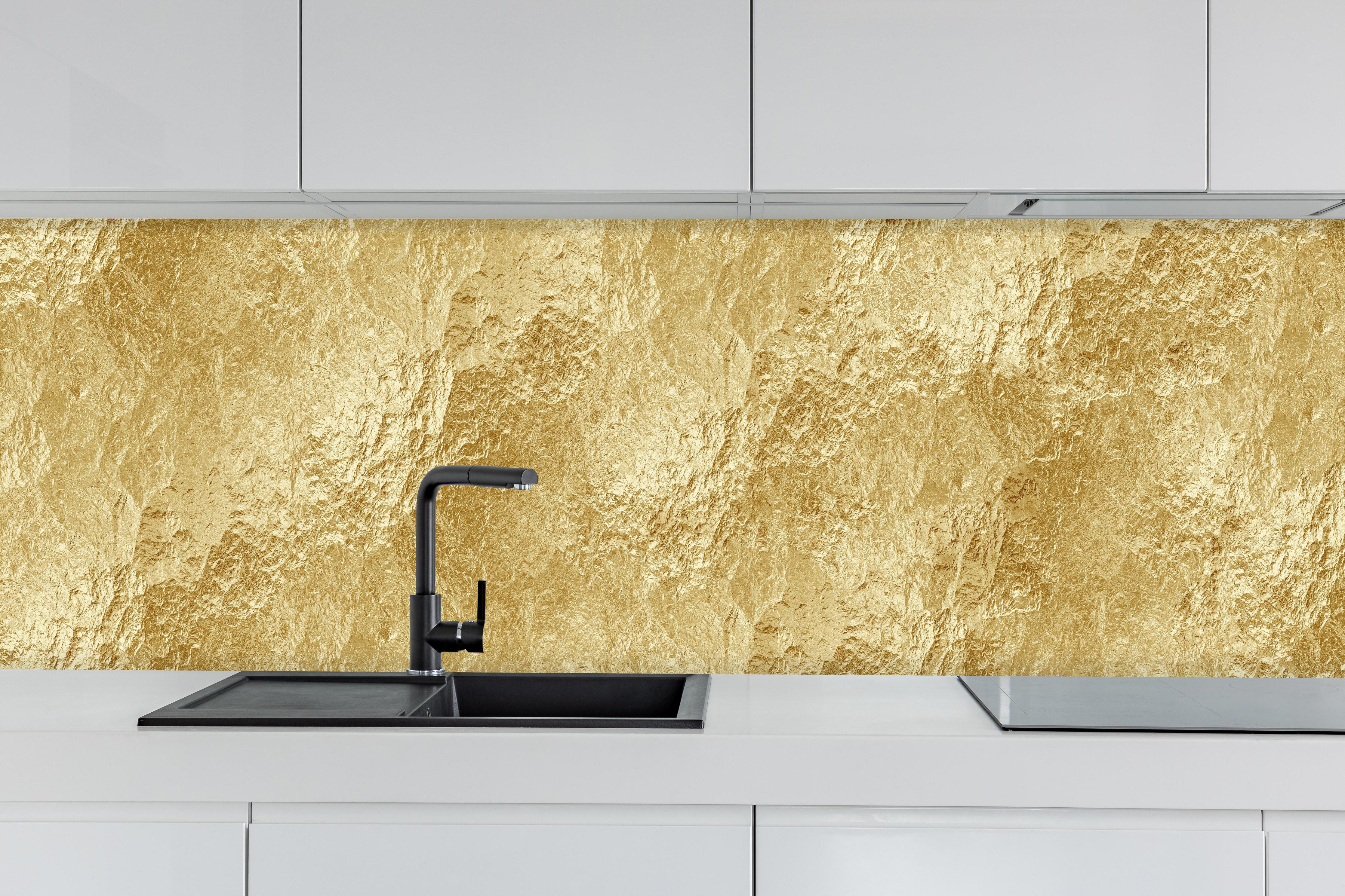 Küche - Strahlende goldene Luxus Textur hinter weißen Hochglanz-Küchenregalen und schwarzem Wasserhahn
