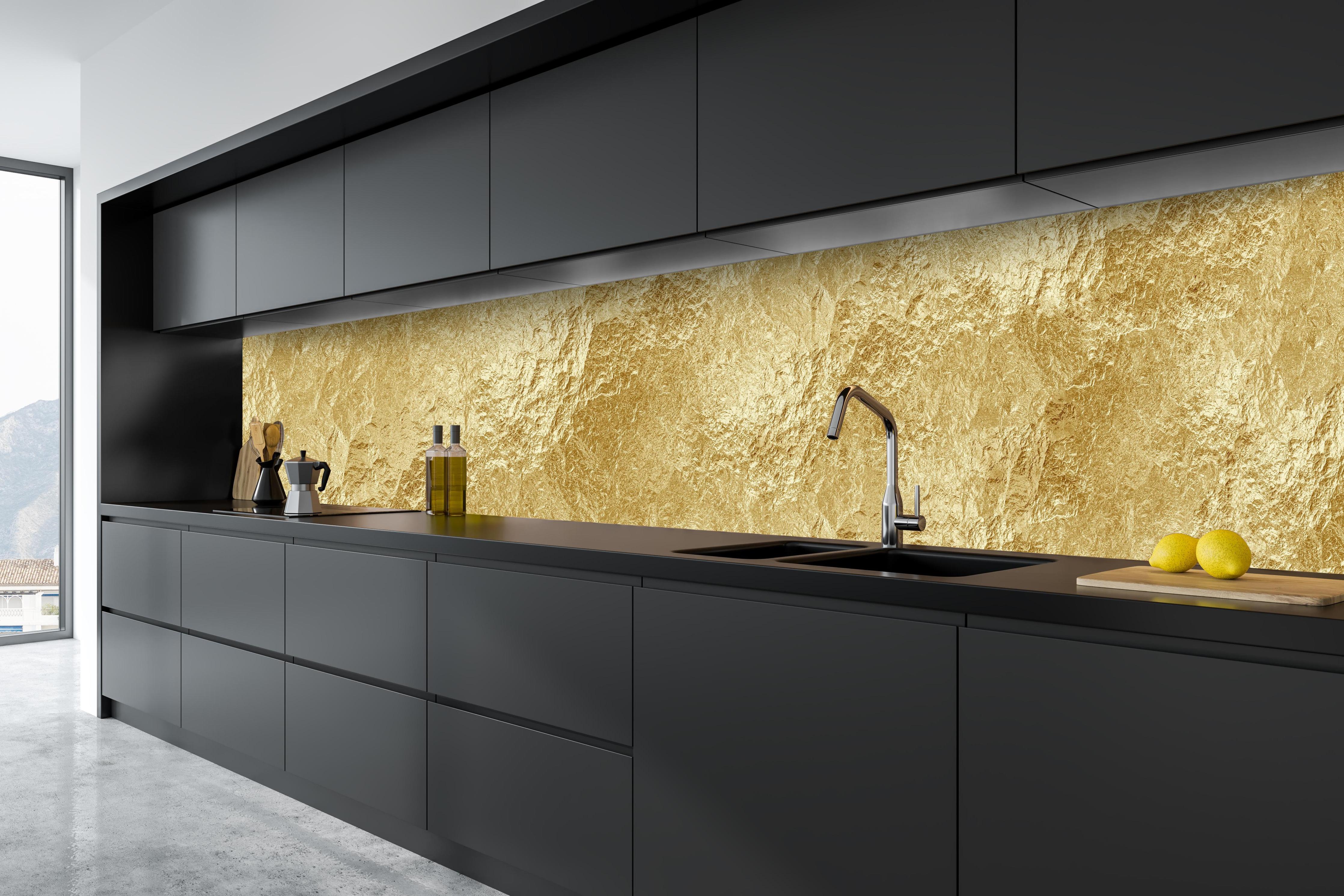 Küche - Strahlende goldene Luxus Textur hinter weißen Hochglanz-Küchenregalen und schwarzem Wasserhahn