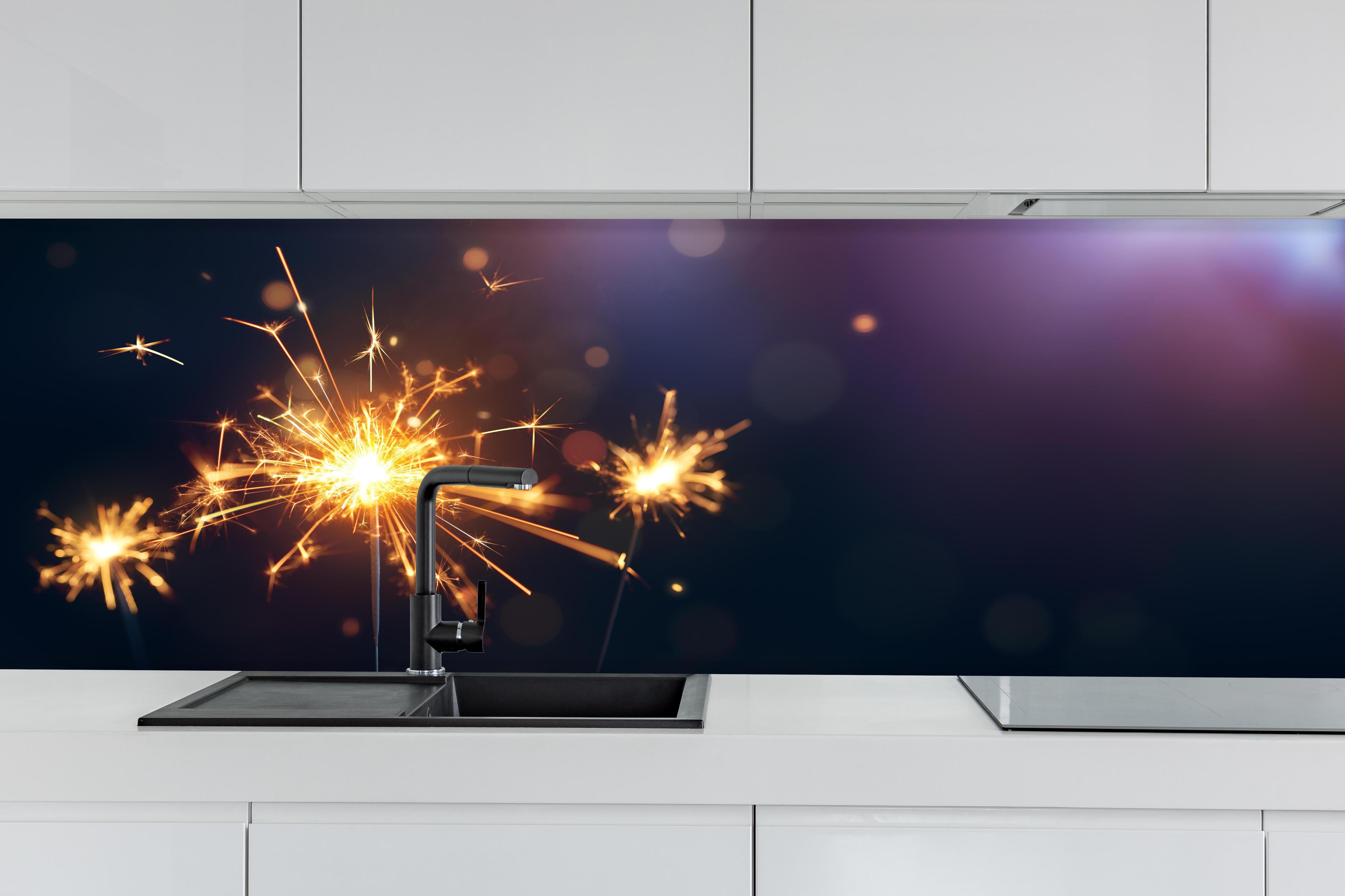 Küche - Strahlendes Wunderkerzen-Goldlichtfeuerwerk hinter weißen Hochglanz-Küchenregalen und schwarzem Wasserhahn