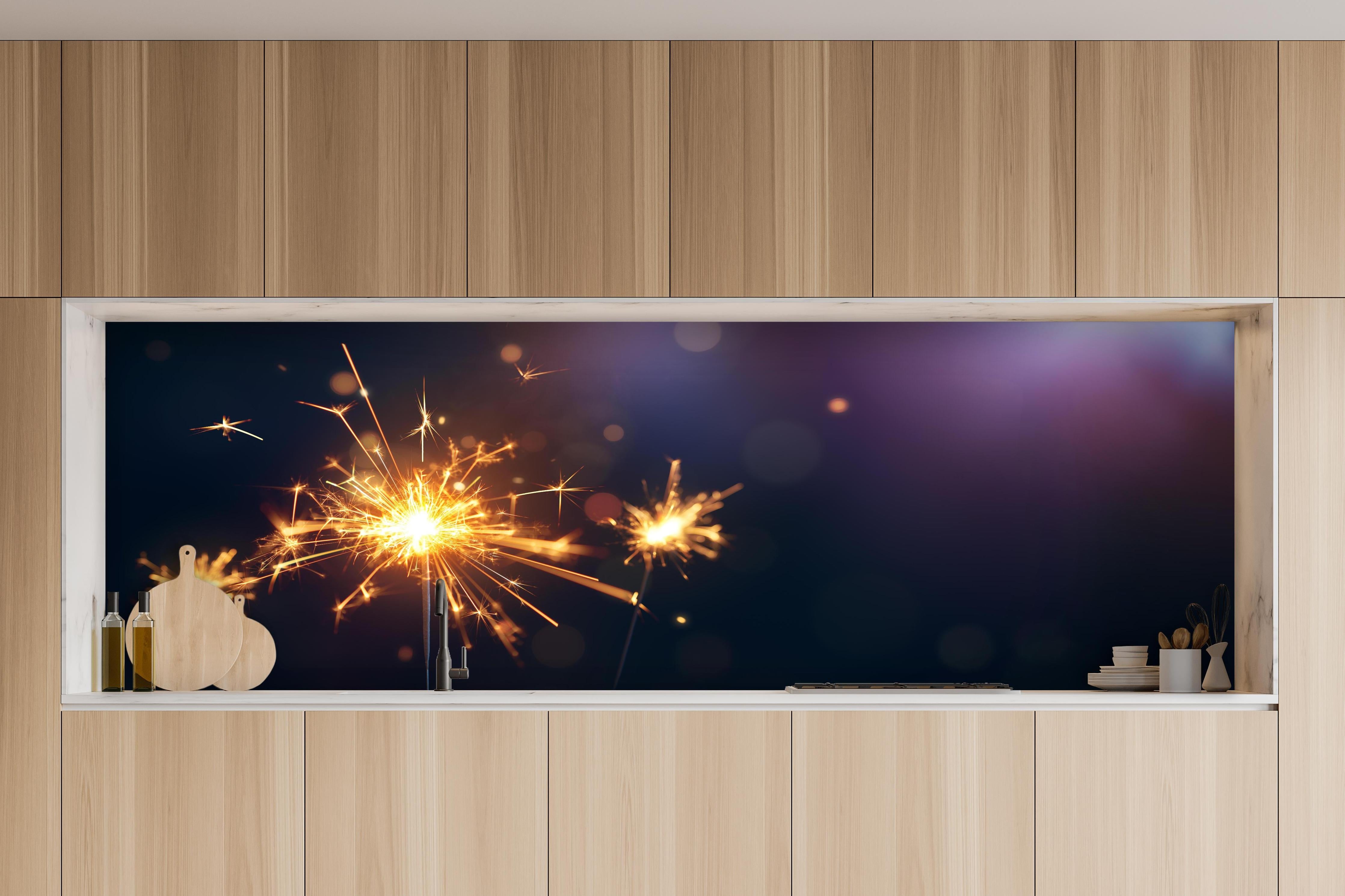 Küche - Strahlendes Wunderkerzen-Goldlichtfeuerwerk hinter weißen Hochglanz-Küchenregalen und schwarzem Wasserhahn