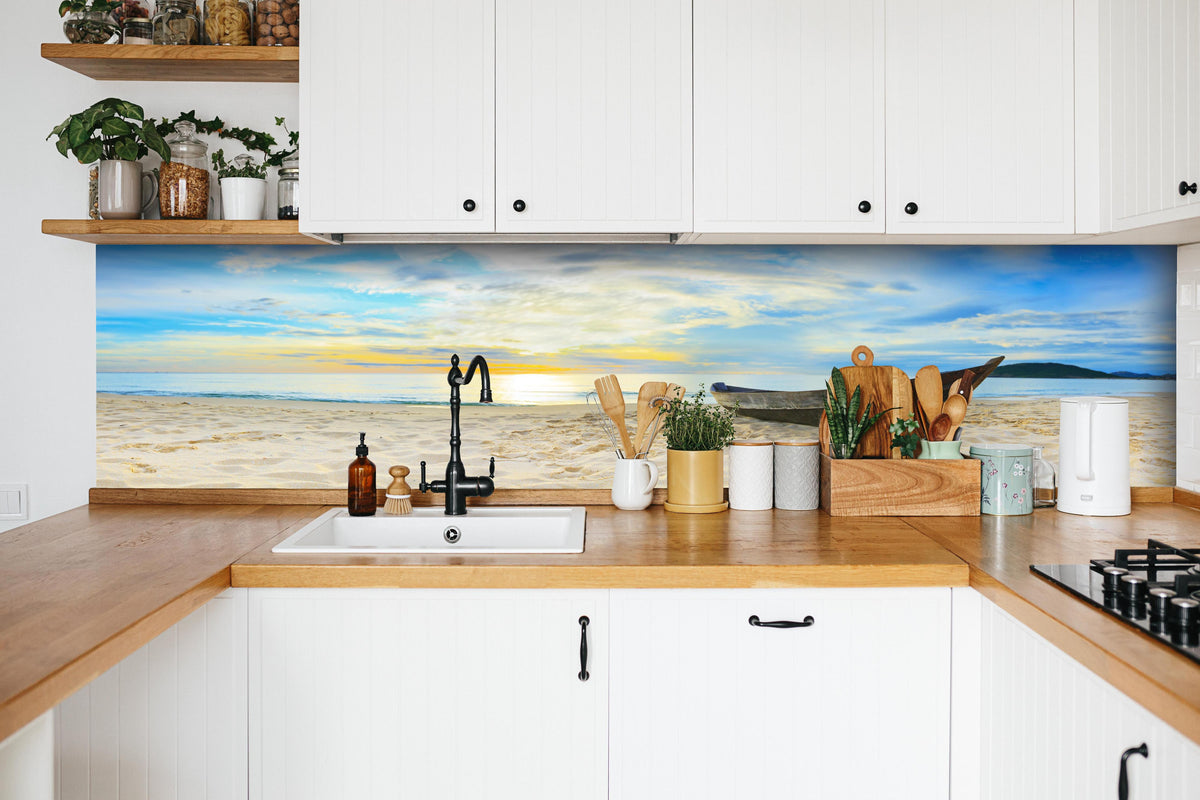 Küche - Strand & Meer Panorama Sonnenuntergang hinter weißen Hochglanz-Küchenregalen und schwarzem Wasserhahn