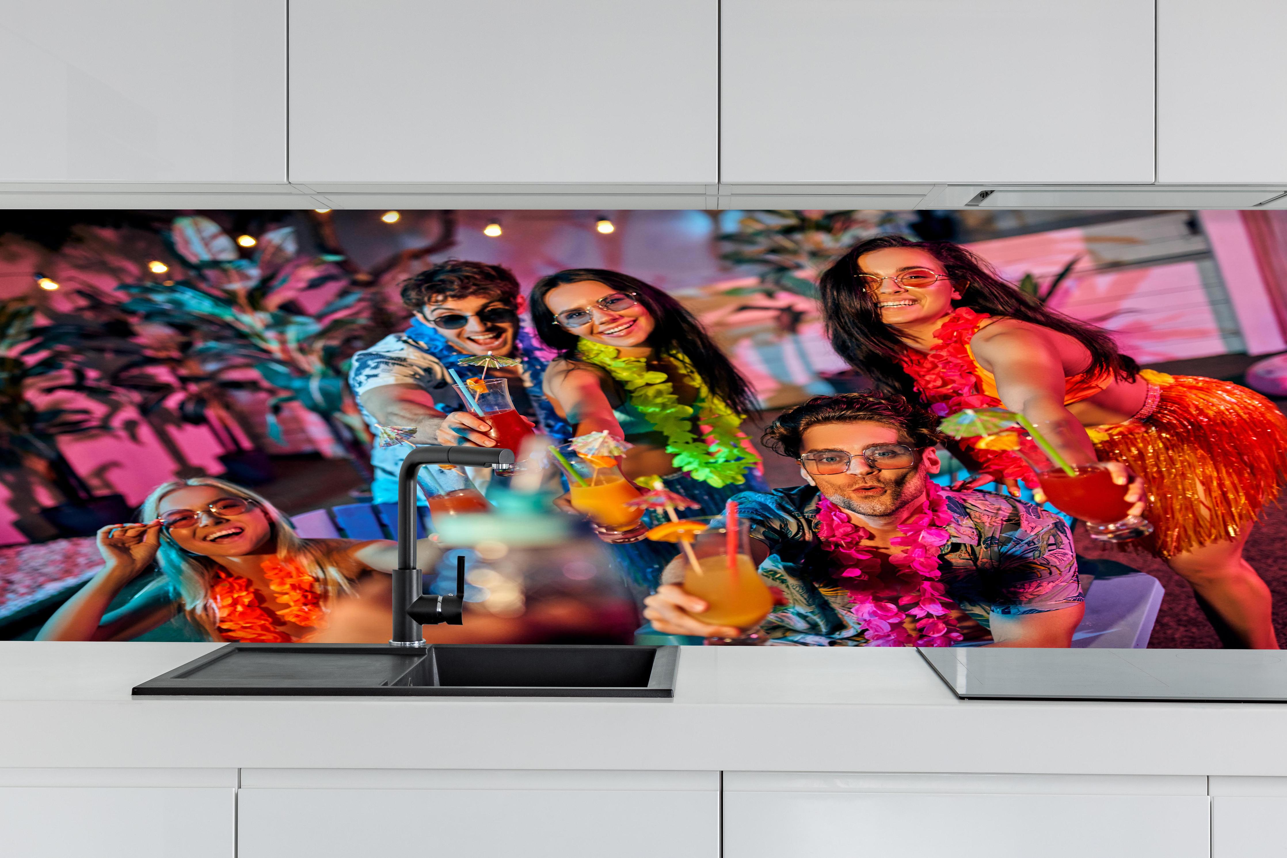 Küche - Strandparty mit Freunden hinter weißen Hochglanz-Küchenregalen und schwarzem Wasserhahn