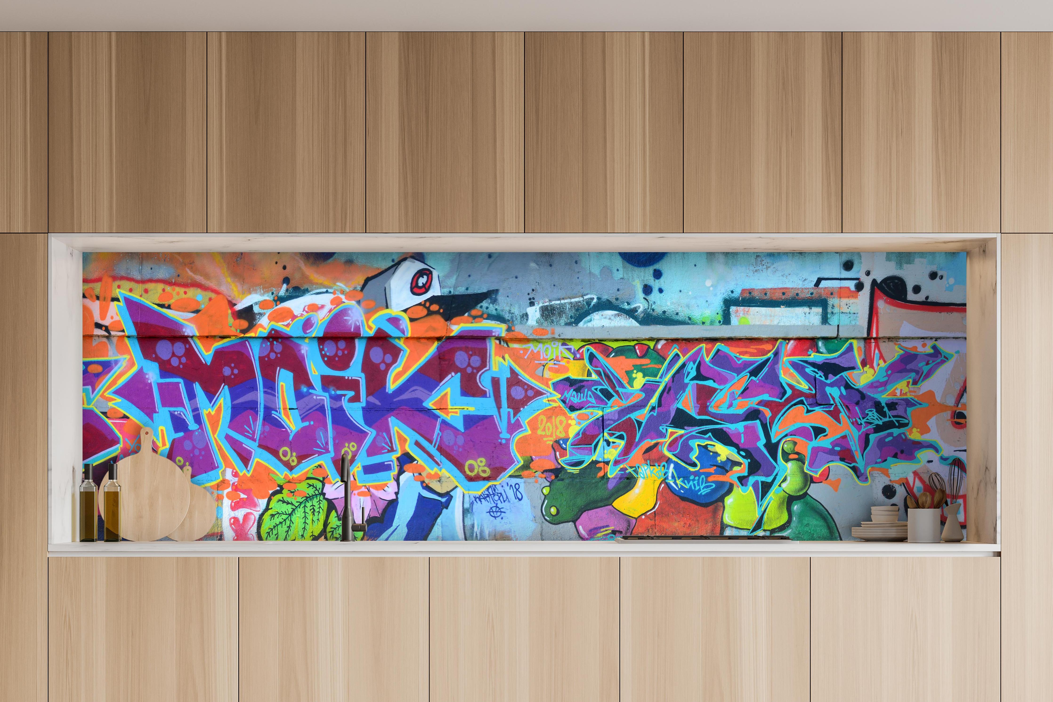 Küche - Street Art Graffiti in Lila-Tönen hinter weißen Hochglanz-Küchenregalen und schwarzem Wasserhahn