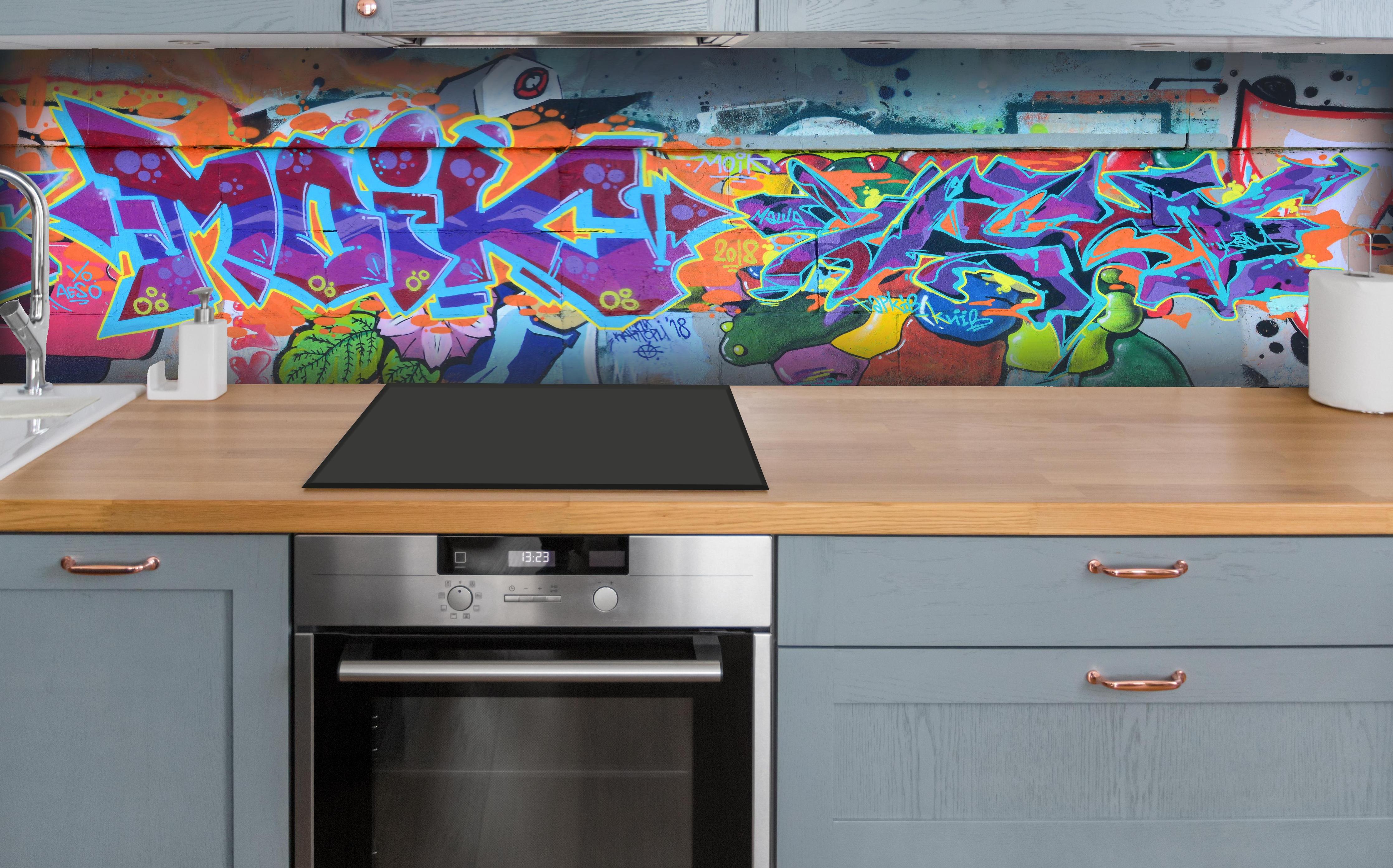 Küche - Street Art Graffiti in Lila-Tönen hinter weißen Hochglanz-Küchenregalen und schwarzem Wasserhahn