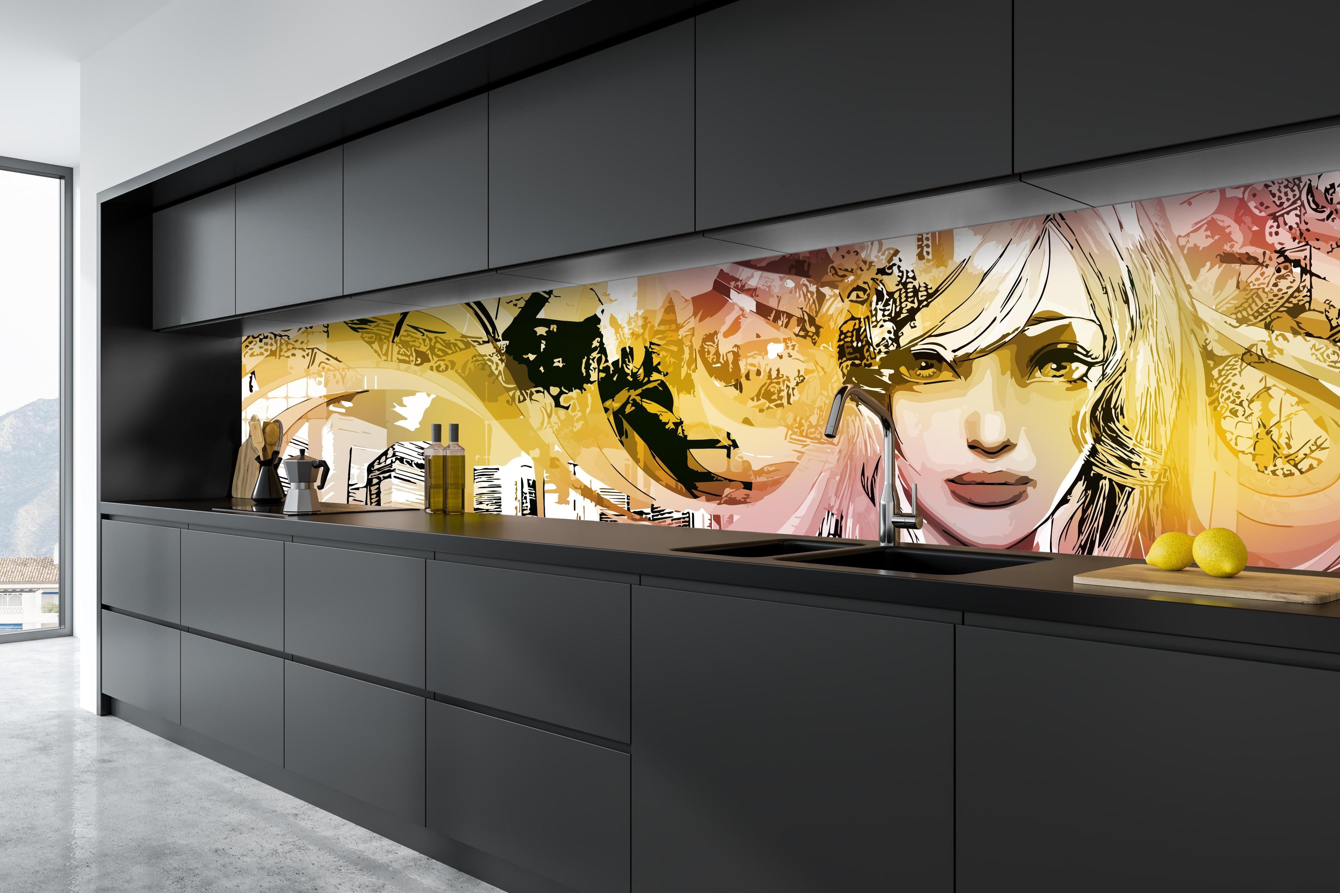 Küche - Street-Art Illustration Mädchen in Pink Gelb hinter weißen Hochglanz-Küchenregalen und schwarzem Wasserhahn