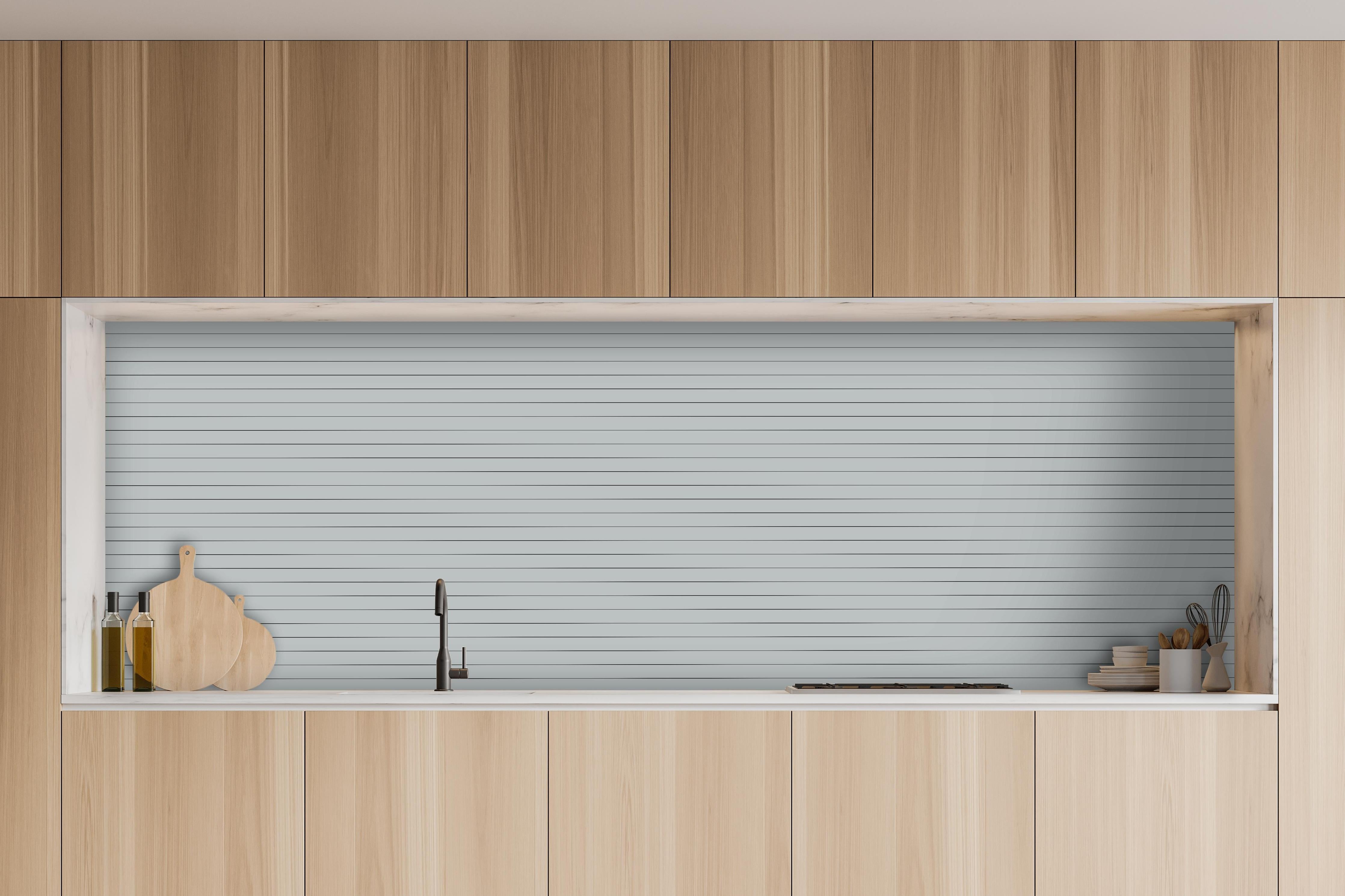 Küche - Struktur mit Grautönen - Horizontal hinter weißen Hochglanz-Küchenregalen und schwarzem Wasserhahn