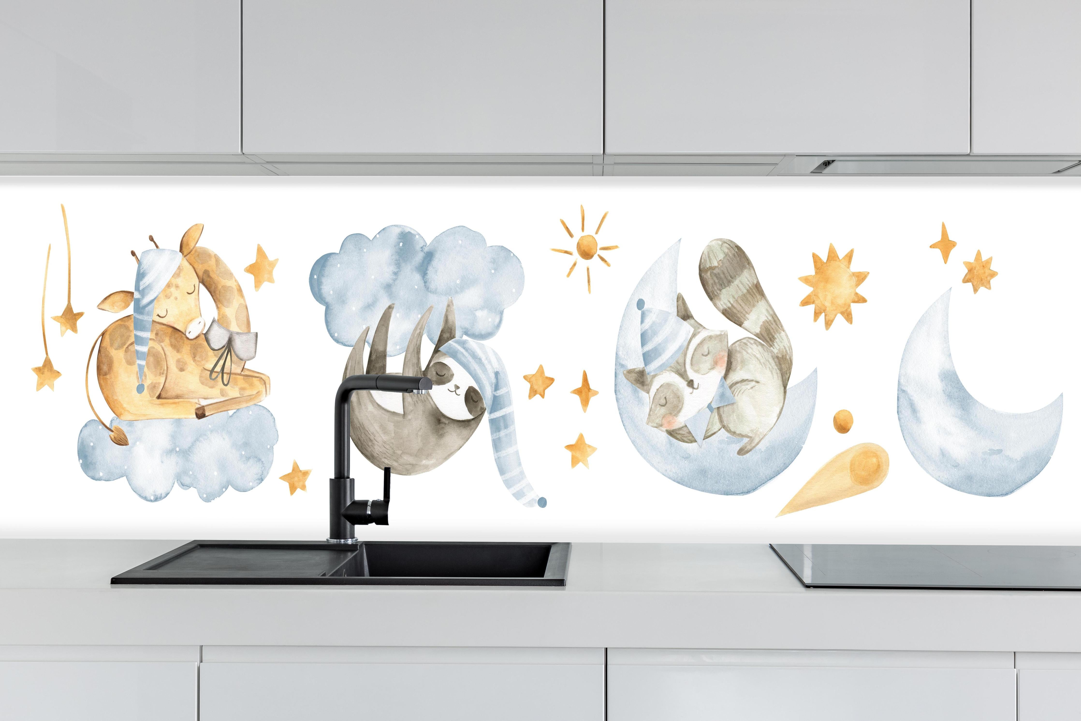 Küche - Süße Tierbabys Aquarell Blautöne Kunst hinter weißen Hochglanz-Küchenregalen und schwarzem Wasserhahn