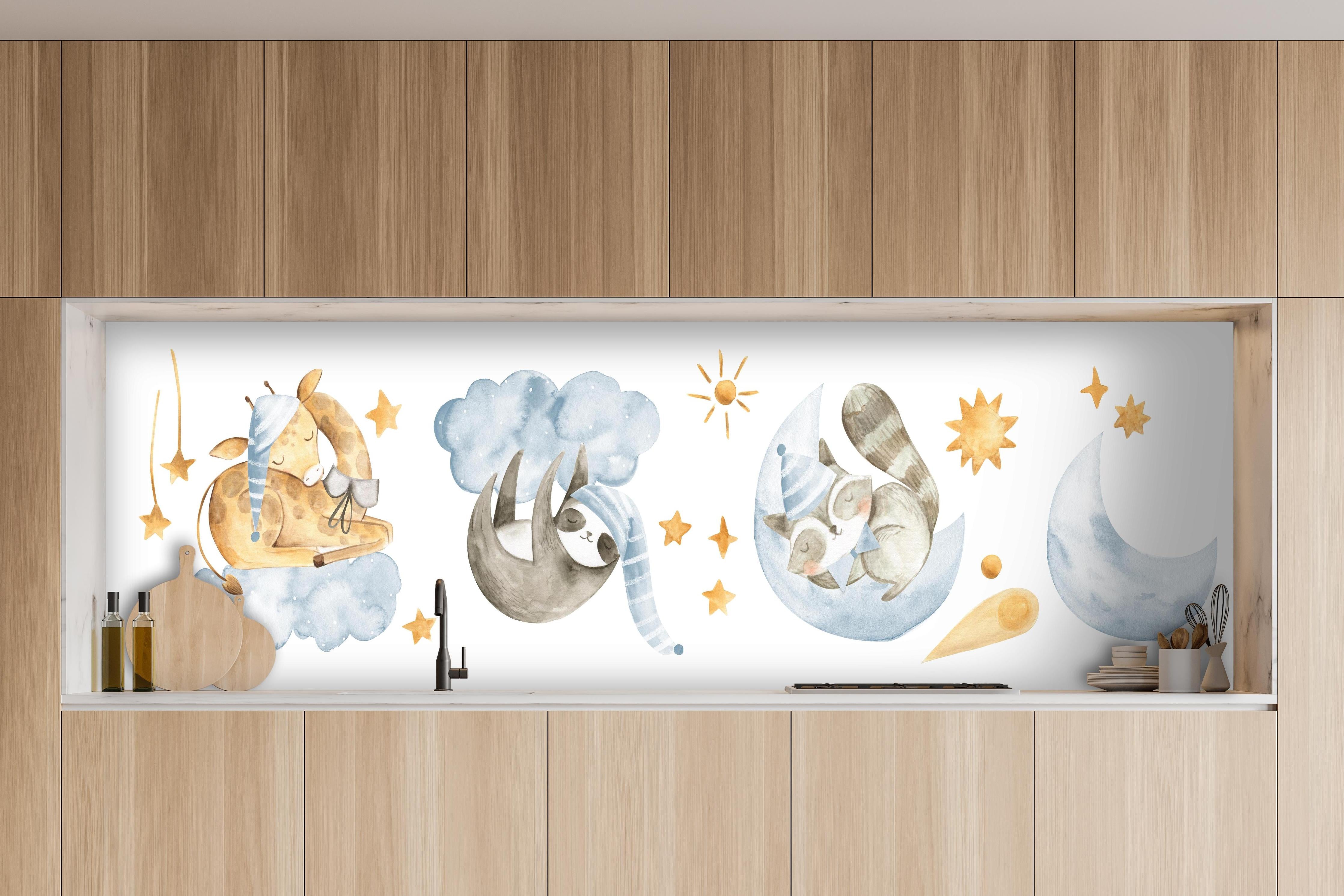 Küche - Süße Tierbabys Aquarell Blautöne Kunst hinter weißen Hochglanz-Küchenregalen und schwarzem Wasserhahn