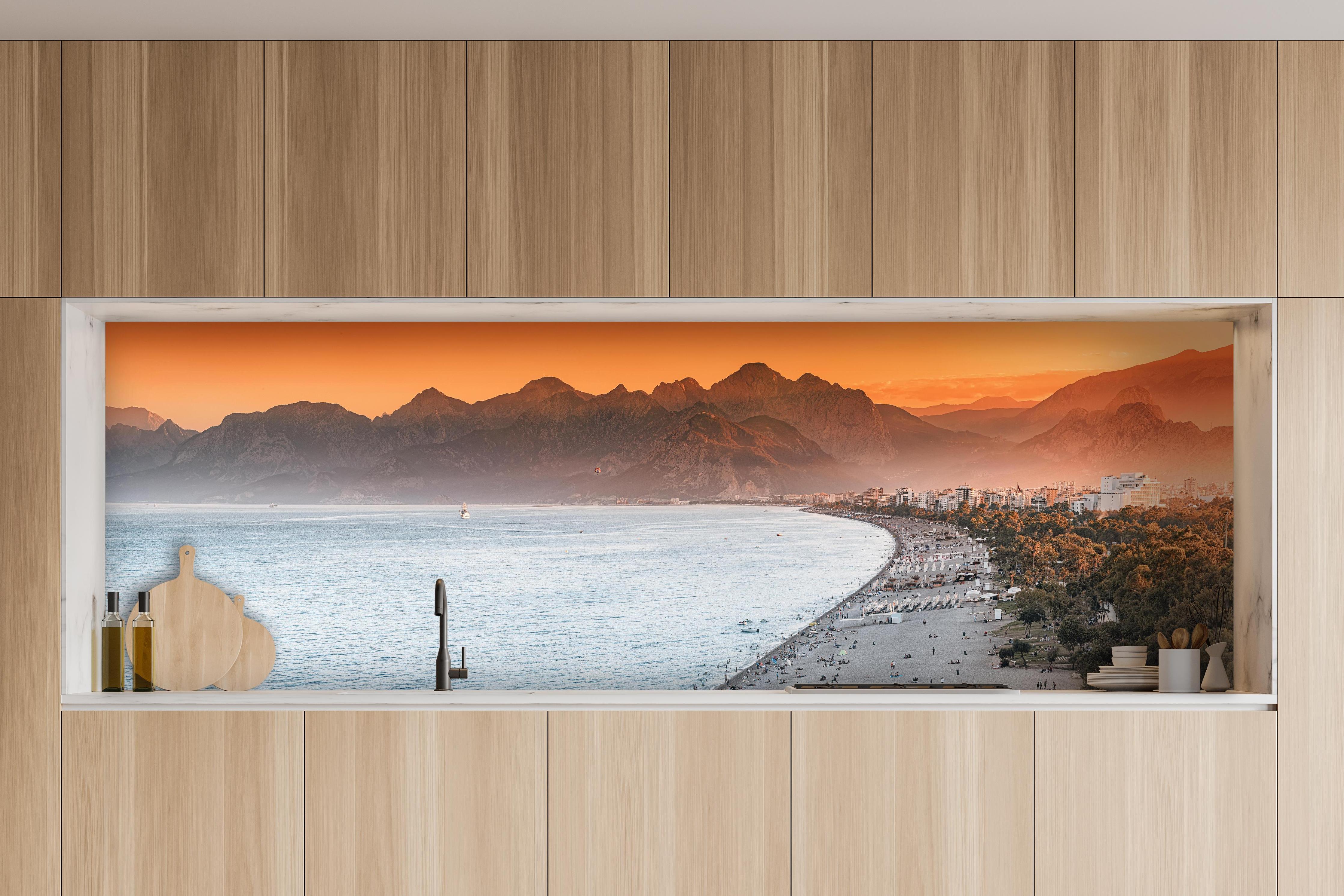 Küche - Sunset Konyaalti Beach Antalya Türkei hinter weißen Hochglanz-Küchenregalen und schwarzem Wasserhahn