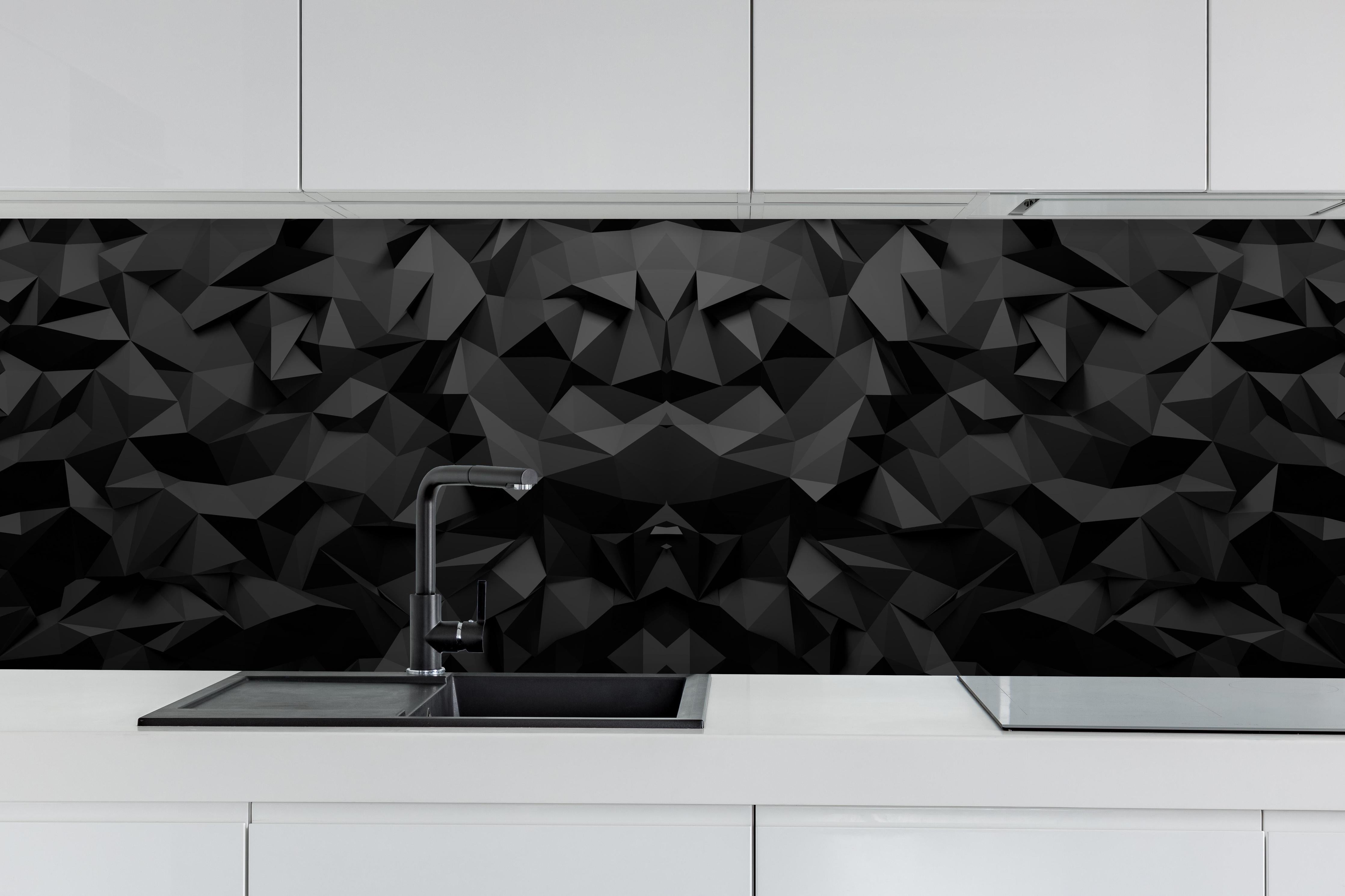 Küche - Symmetrische abstrakte Kunst in Schwarz-Weiß hinter weißen Hochglanz-Küchenregalen und schwarzem Wasserhahn