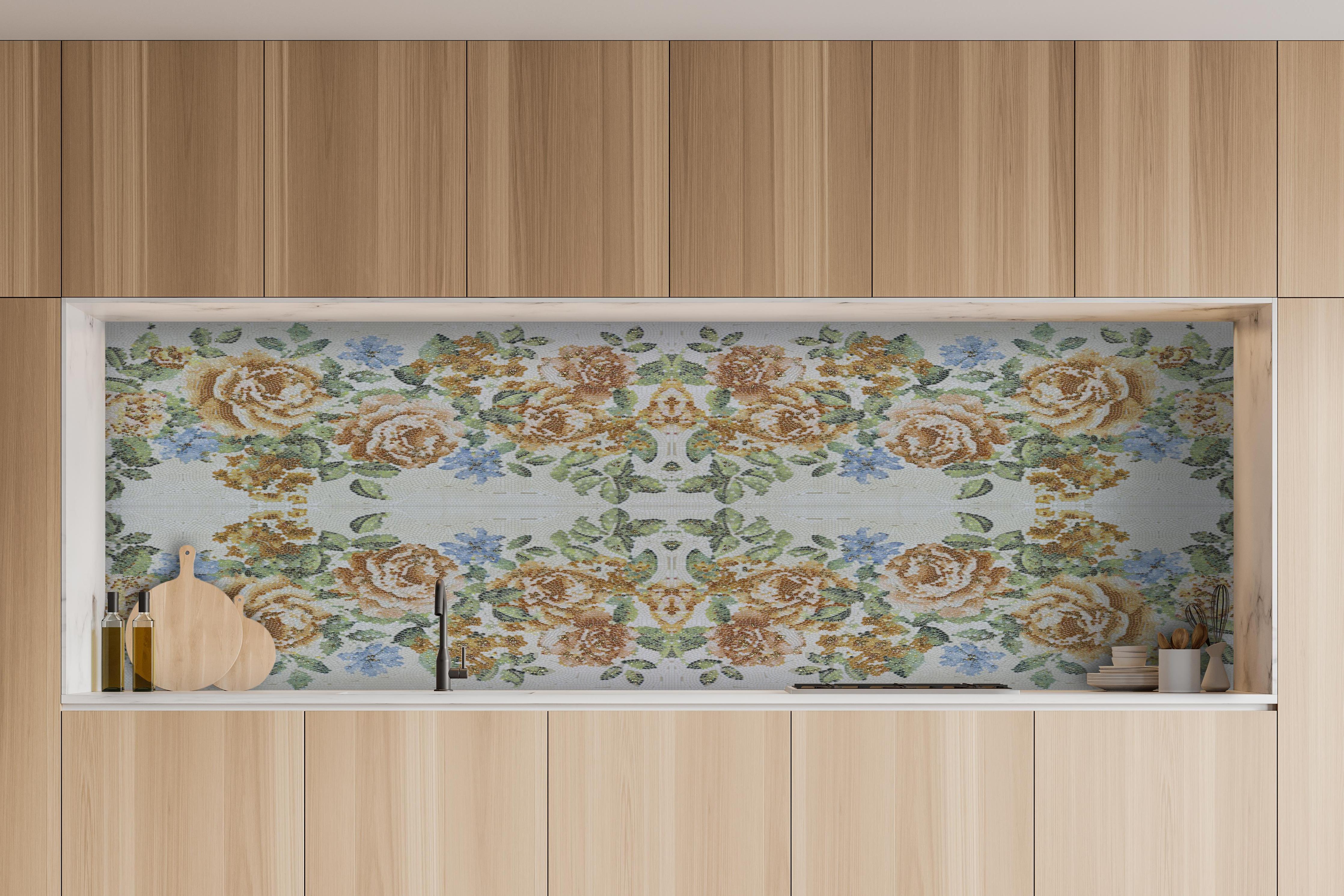 Küche - Symmetrisches Blumenmuster in Weiß und Blau hinter weißen Hochglanz-Küchenregalen und schwarzem Wasserhahn